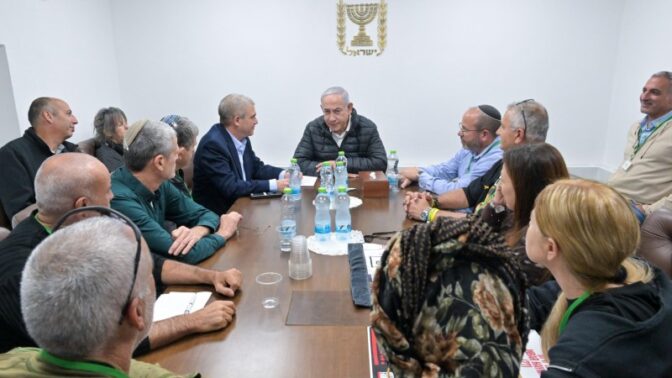 רה"מ בנימין נתניהו במפגש עם משפחות חטופים, 8.12.24 (צילום: קובי גדעון, לע"מ) רה"מ בנימין נתניהו במפגש עם משפחות חטופים, 8.12.24 (צילום: קובי גדעון, לע"מ)