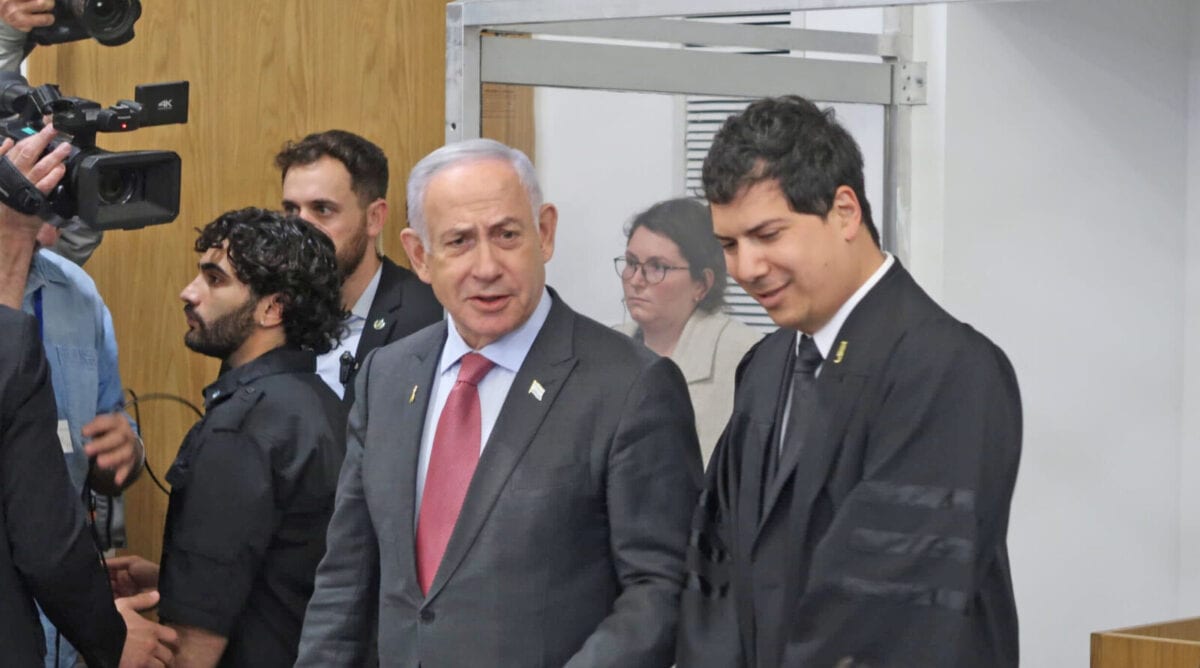 ראש הממשלה הנאשם בנימין נתניהו (במרכז) מגיע ליום עדותו השביעי במשפטו הפלילי. מימין: בא כוחו עו"ד עמית חדד; ביהמ"ש המחוזי בתל-אביב, 27.1.2025 (צילום: אורן פרסיקו) ראש הממשלה הנאשם בנימין נתניהו (במרכז) מגיע ליום עדותו השביעי במשפטו הפלילי. מימין: בא כוחו עו"ד עמית חדד; ביהמ"ש המחוזי בתל-אביב, 27.1.2025 (צילום: אורן פרסיקו)