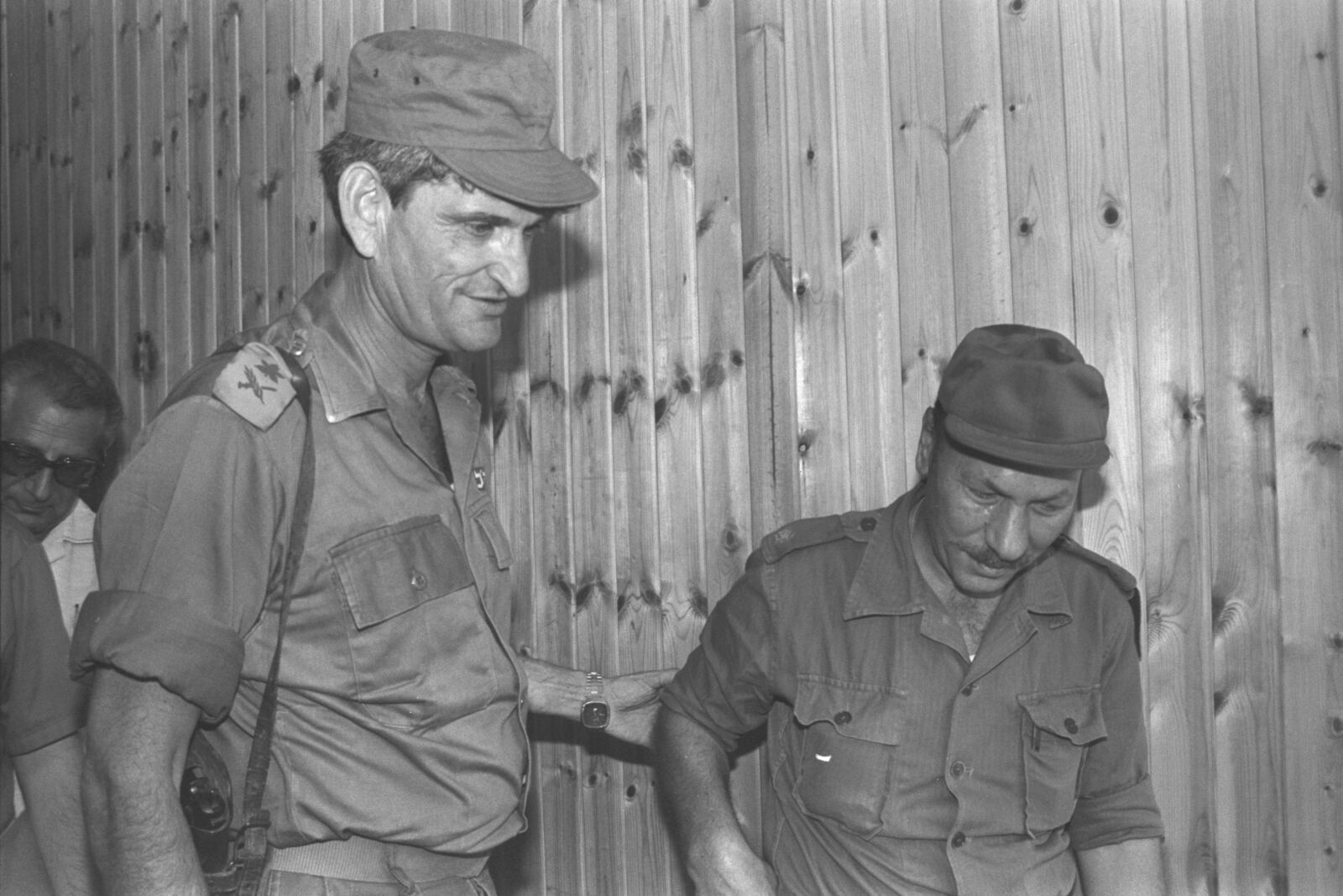 יאנוש בן-גל (משמאל), בעת שהיה אלוף פיקוד צפון, במפגש מפקד הפלנגות הנוצריות בדרום לבנון מייג'ור חדאד, 11.7.1980 (צילום: הרמן חנניה, לע"מ) יאנוש בן-גל (משמאל), בעת שהיה אלוף פיקוד צפון, במפגש מפקד הפלנגות הנוצריות בדרום לבנון מייג'ור חדאד, 11.7.1980 (צילום: הרמן חנניה, לע"מ)