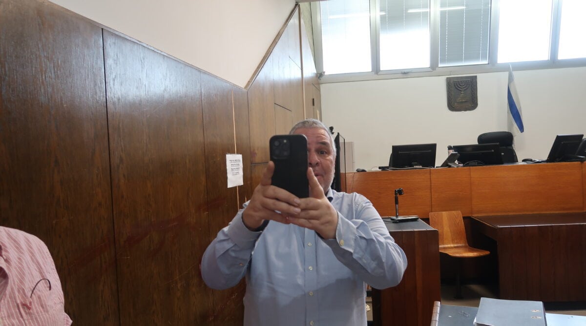 אלי ציפורי, לפני דיון בהליך שבו הוא מואשם בהטרדת העדה הדס קליין, 21.1.2025 (צילום: אורן פרסיקו)