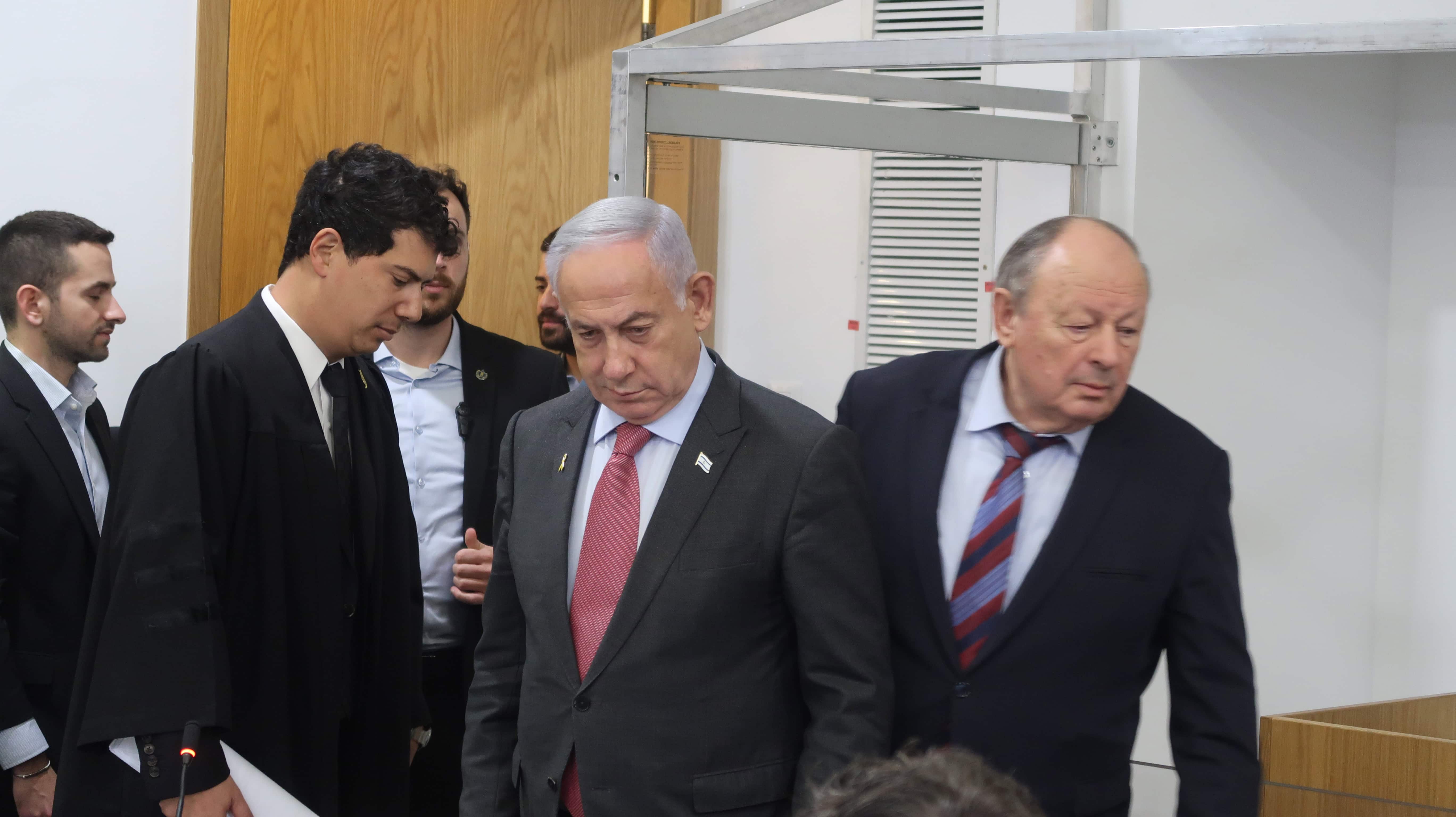 ראש הממשלה הנאשם בנימין נתניהו מגיע למשפטו. מימין: רופאו האישי ד"ר צביקה ברקוביץ'. משמאל: עו"ד עמית חדד, 27.1.2025 (צילום: אורן פרסיקו) ראש הממשלה הנאשם בנימין נתניהו מגיע למשפטו. מימין: רופאו האישי ד"ר צביקה ברקוביץ'. משמאל: עו"ד עמית חדד, 27.1.2025 (צילום: אורן פרסיקו)