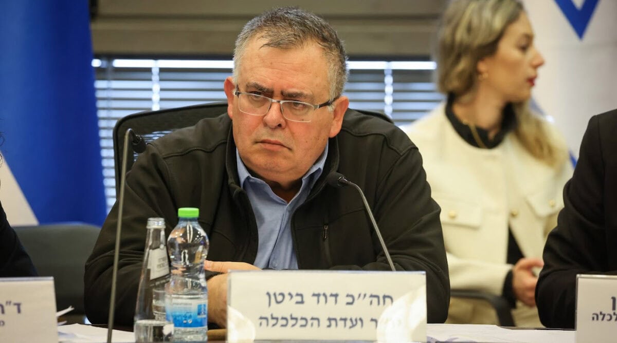 ח"כ דוד ביטן, יו"ר ועדת הכלכלה, דיון על חוקי ההפיכה התקשורתית, 15.1.25 (צילום: דוברות הכנסת, נועם מושקוביץ)