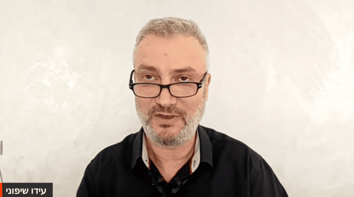 עידו שיפוני, תצלום מסך מתוך "האולפן הפתוח" עידו שיפוני, תצלום מסך מתוך "האולפן הפתוח"