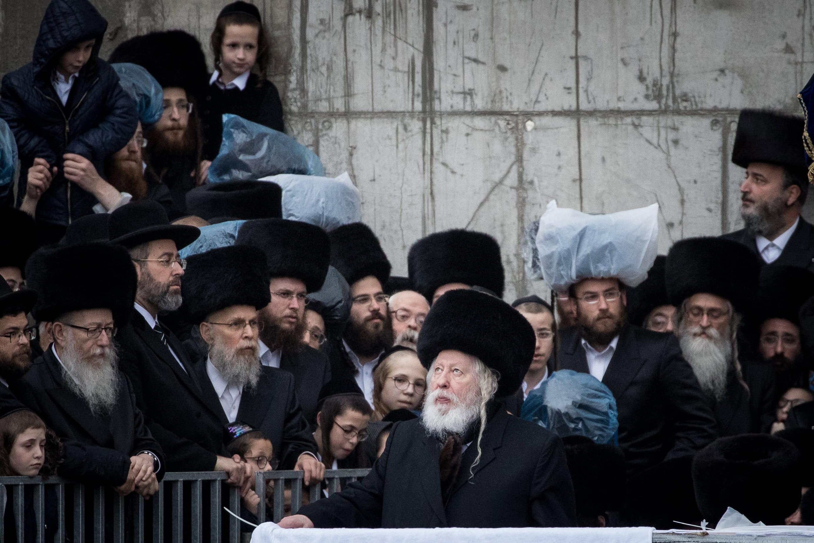 האדמו"ר מגור, הרב יעקב אריה אלתר (במרכז), בחתונת אחד מנכדיו. משקיף משמאל: השר לשעבר יעקב ליצמן. ירושלים, פברואר 2019 (צילום: יונתן זינדל) האדמו"ר מגור, הרב יעקב אריה אלתר (במרכז), בחתונת אחד מנכדיו. משקיף משמאל: השר לשעבר יעקב ליצמן. ירושלים, פברואר 2019 (צילום: יונתן זינדל)