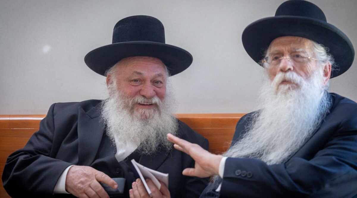 השרים מאיר פרוש (מימין) ויצחק גולדקנופף מיהדות-התורה (צילום: יונתן זינדל)