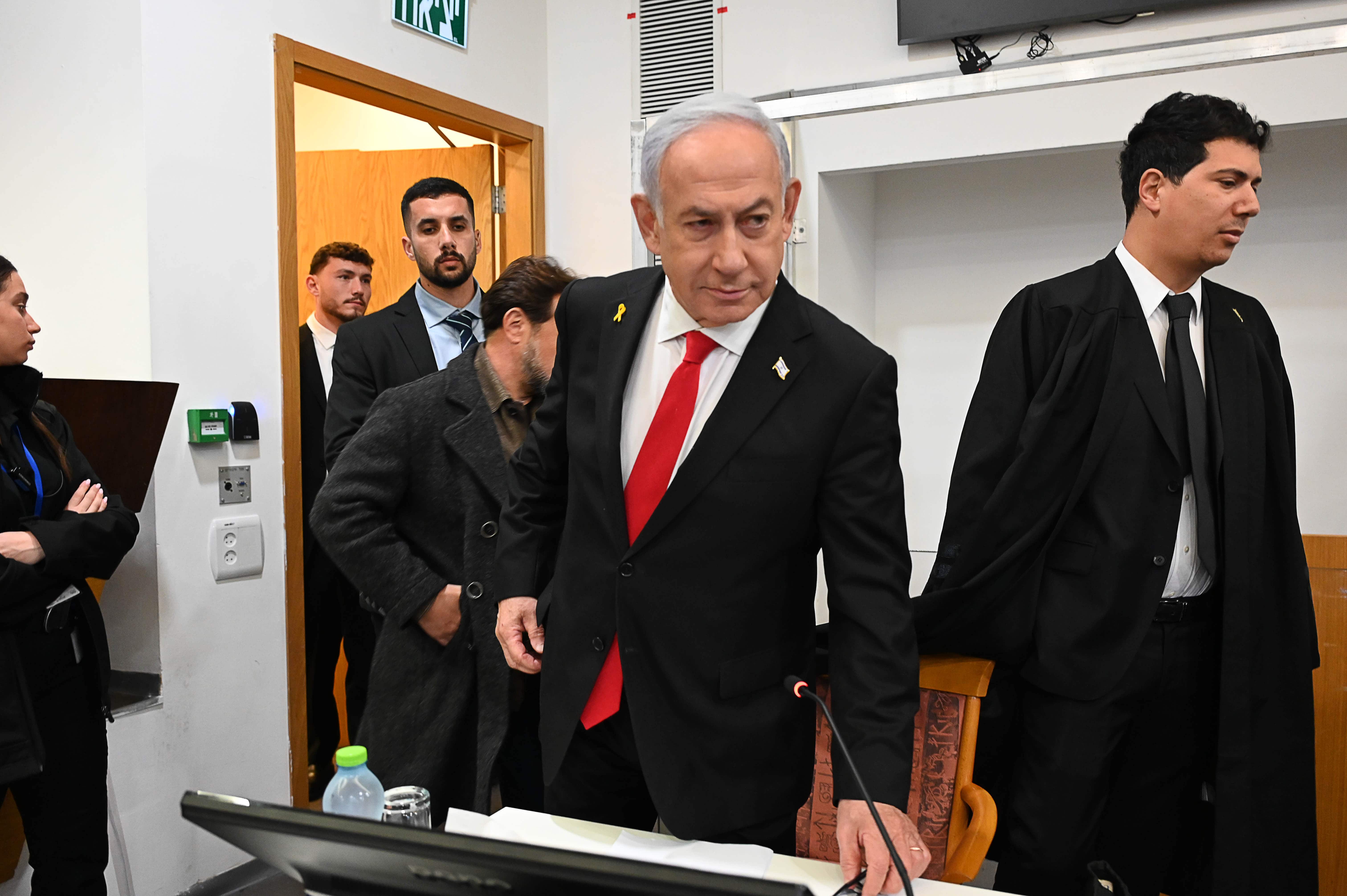 בנימין נתניהו מגיע ליום העדות ה-11 במשפטו. מימין: עו"ד עמית חדד. משמאל: הדובר עופר גולן, 19.2.2025 (צילום: תמר מצפי)