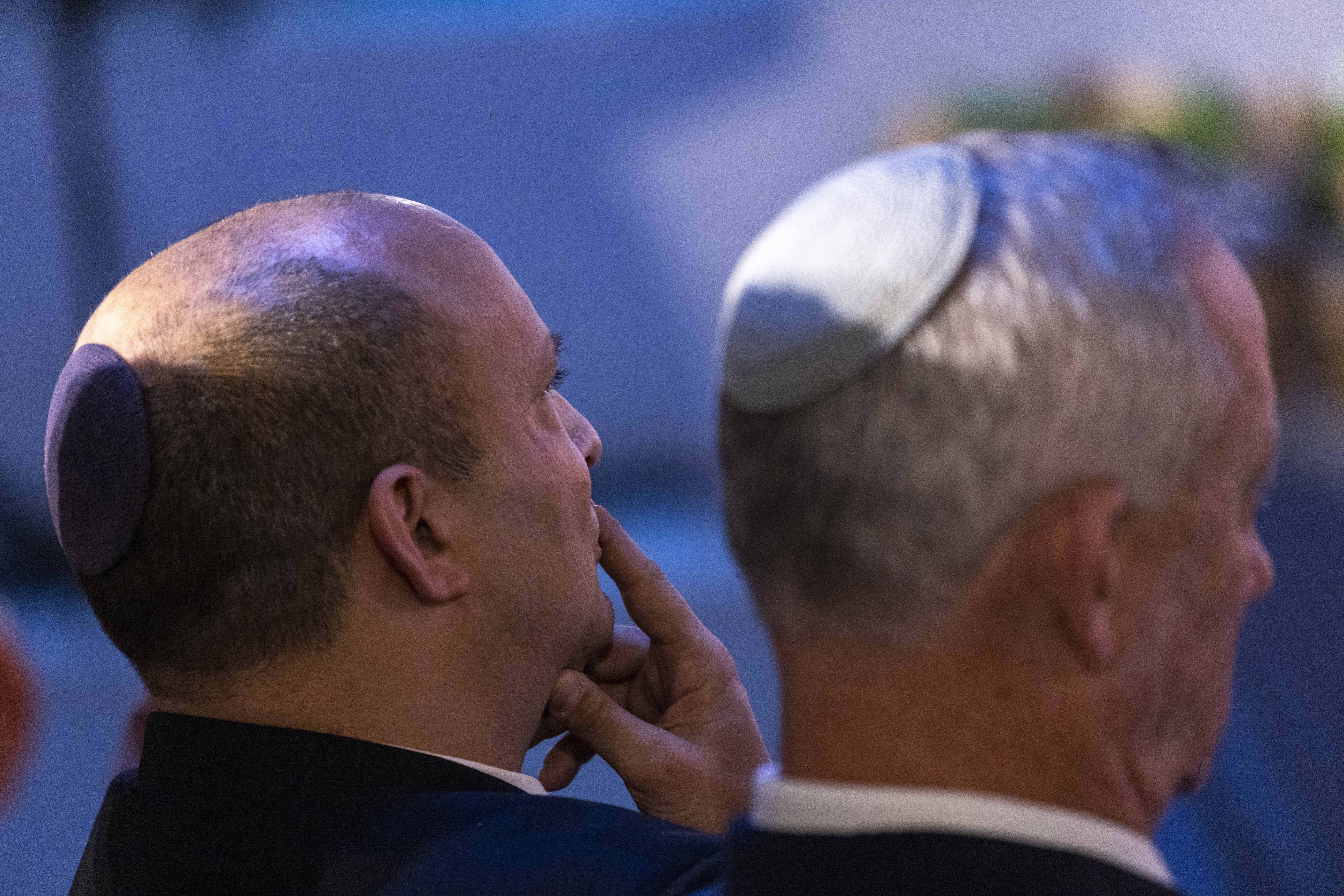 בני גנץ ונפתלי בנט במבט מן העורף, 2022 (צילום: אוליבייה פיטוסי) בני גנץ ונפתלי בנט במבט מן העורף, 2022 (צילום: אוליבייה פיטוסי)
