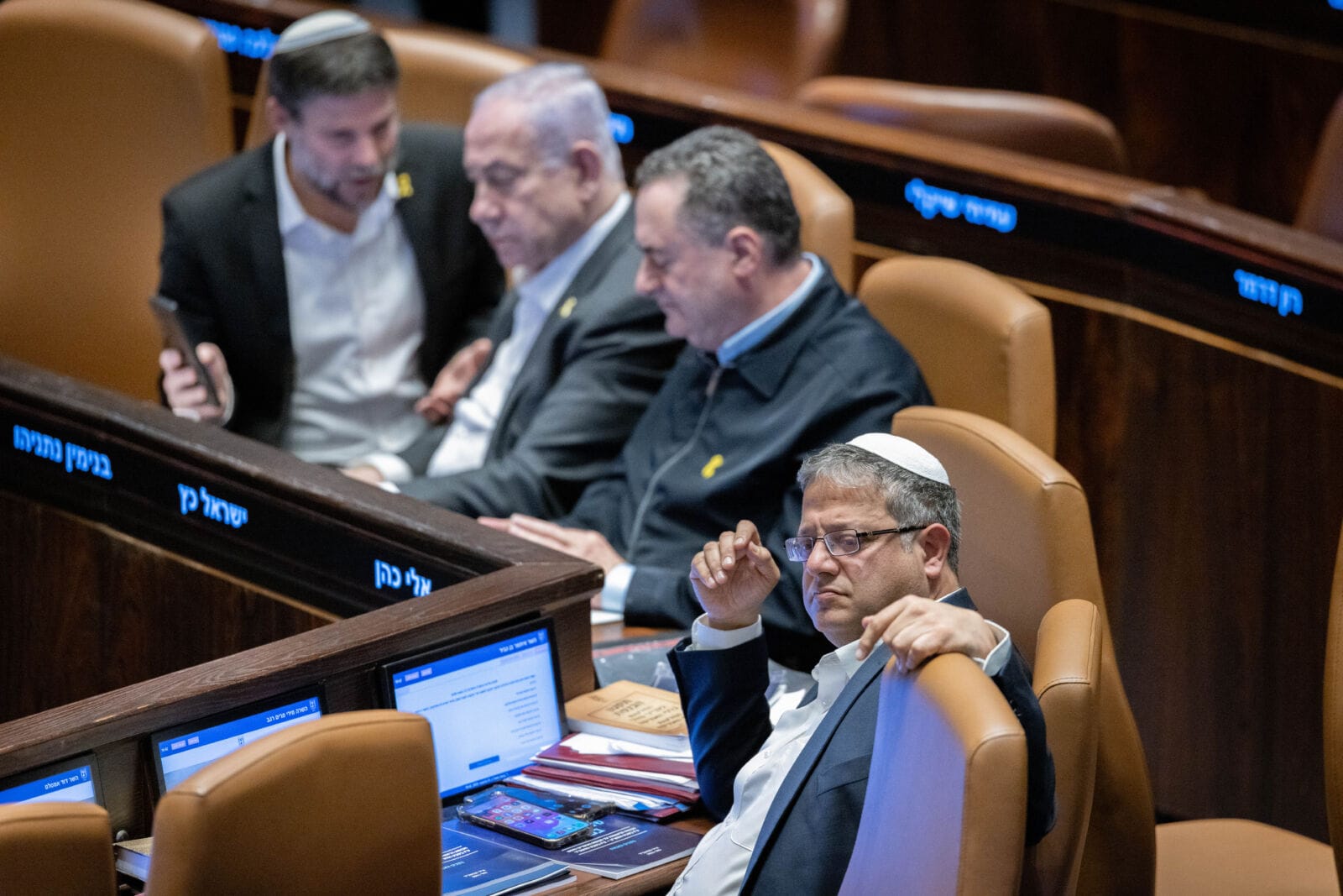 (מימין: השר לביטחון לאומי איתמר בן-גביר, שר הביטחון ישראל כ"ץ, ראש הממשלה בנימין נתניהו, שר האוצר בצלאל סמוטריץ'; 31.12.24 (צילום: חיים גולדברג)
