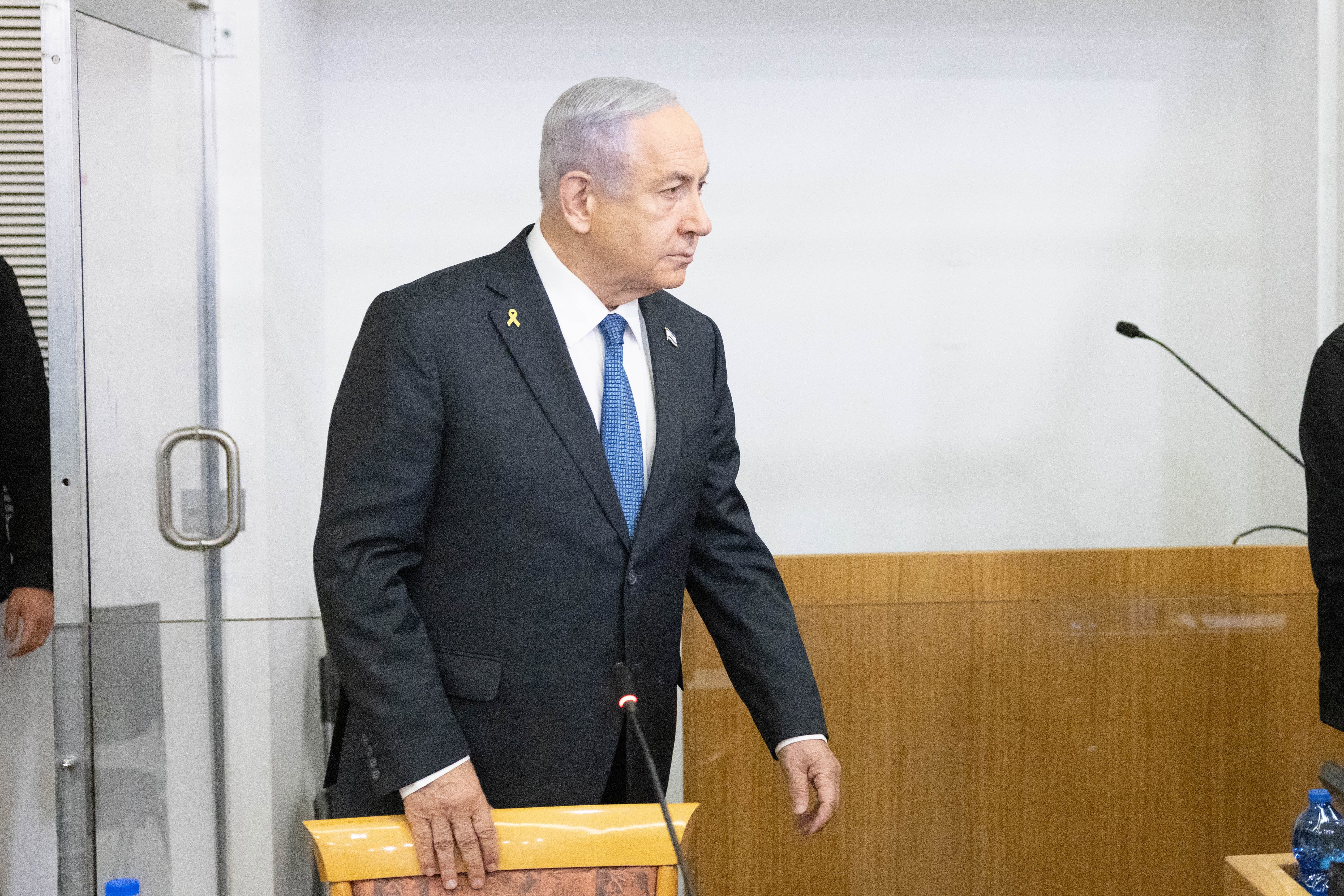 בנימין נתניהו בבית המשפט המחוזי בתל-אביב, בפתח אחד מימי העדות שלו במשפט המו"לים. 10.2.2025 (צילום: תומר אפלבאום) בנימין נתניהו בבית המשפט המחוזי בתל-אביב, בפתח אחד מימי העדות שלו במשפט המו"לים. 10.2.2025 (צילום: תומר אפלבאום)