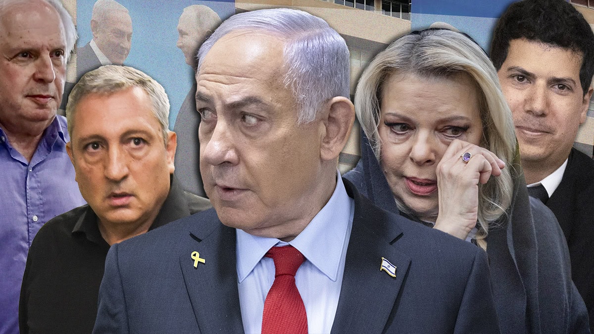 מימין: עו"ד עמית חדד, ראש סוללת הפרקליטים של הנאשם בנימין נתניהו; שרה נתניהו, אשתו של הנאשם; הנאשם בנימין נתניהו, ראש ממשלת ישראל; עד המדינה ניר חפץ, לשעבר דוברו של נתניהו; הנאשם שאול אלוביץ', לשעבר הבעלים של בזק ו"וואלה" (צילומים מקוריים: פלאש90)