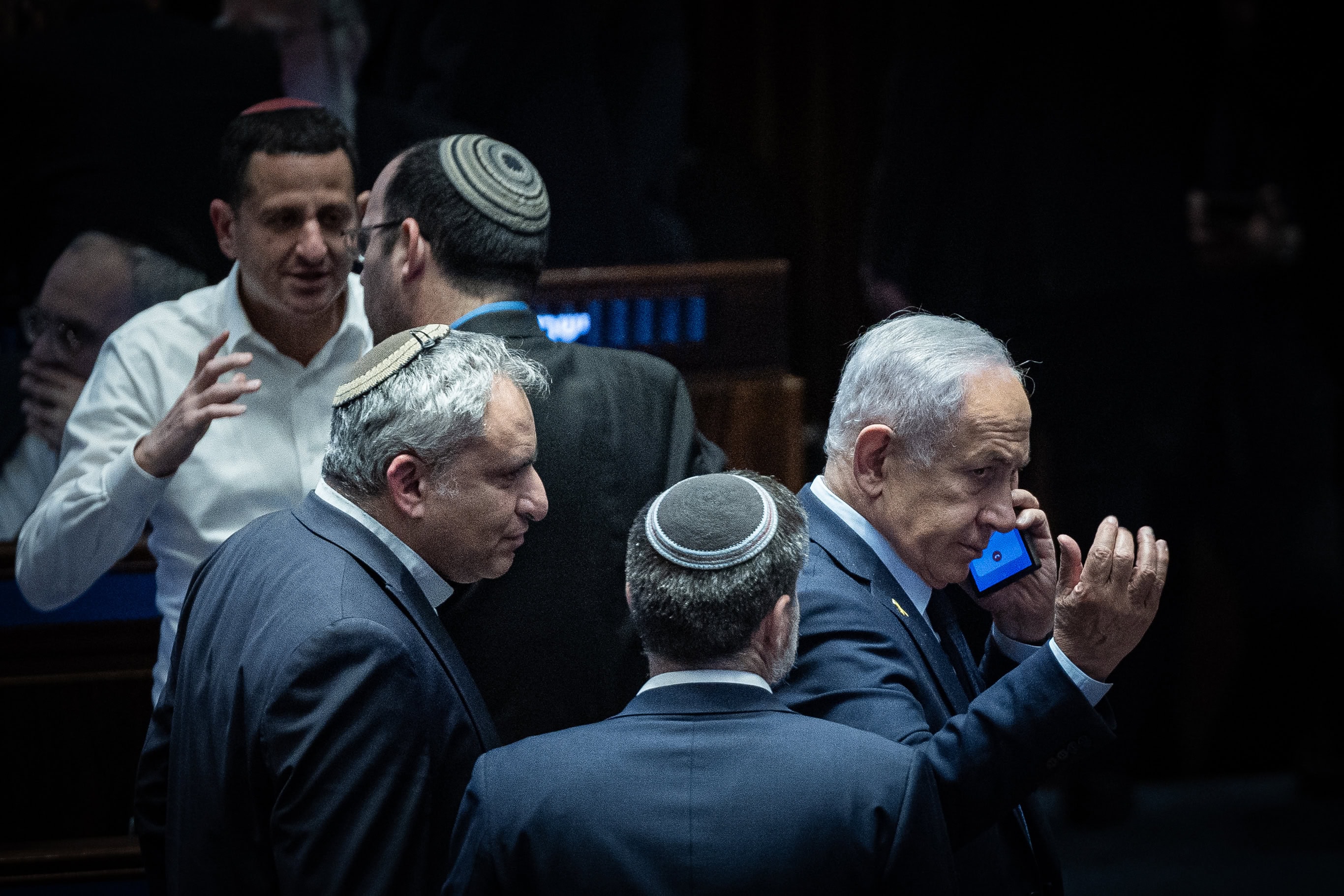בנימין נתניהו מדבר בטלפון במליאת הכנסת, לצד בצלאל סמוטריץ' וזאב אלקין. מרץ 2025 (צילום: יונתן זינדל) בנימין נתניהו מדבר בטלפון במליאת הכנסת, לצד בצלאל סמוטריץ' וזאב אלקין. מרץ 2025 (צילום: יונתן זינדל)