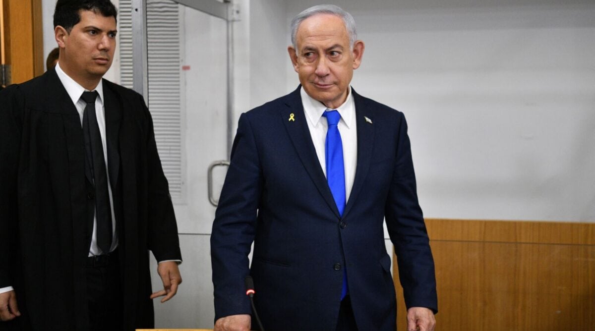 בנימין נתניהו בפתח יום עדותו ה-19. בית המשפט המחוזי בתל-אביב. משמאל: עורך-דינו עמית חדד. 24.3.2025 (צילום: ראובן קסטרו)