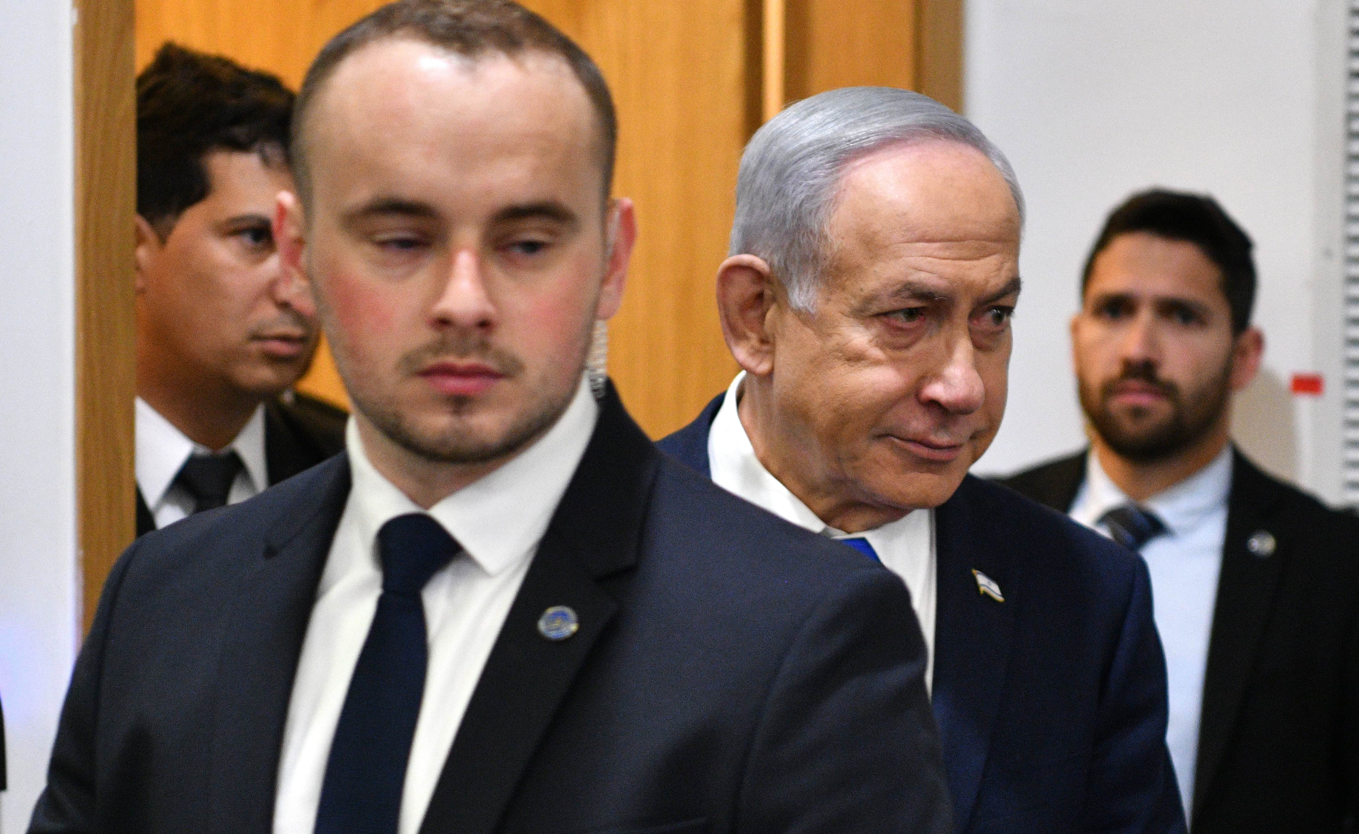 בנימין נתניהו בפתח יום עדותו ה-19. בית המשפט המחוזי בתל-אביב, 24.3.2025 (צילום: ראובן קסטרו)