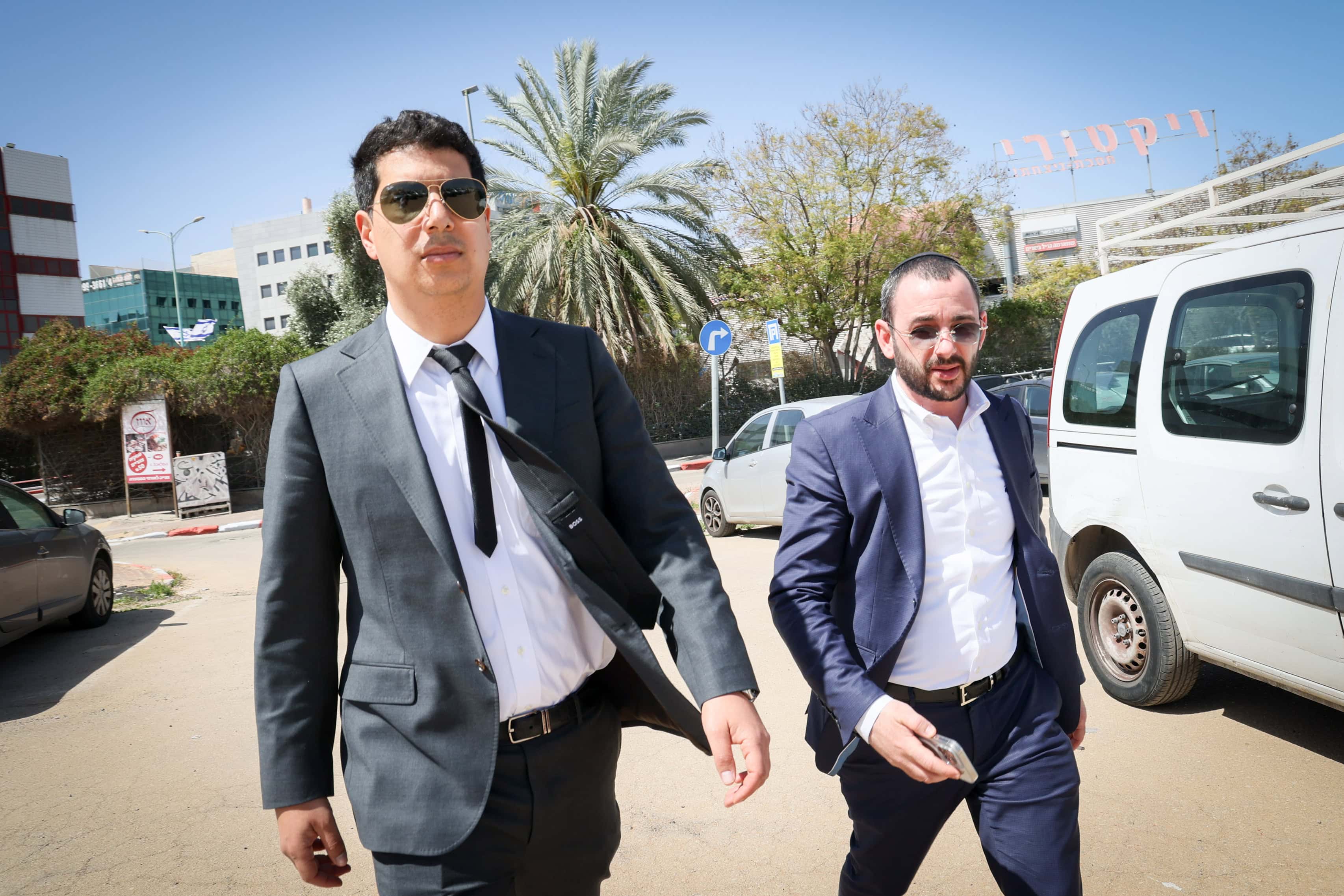 עו"ד עמית חדד (משמאל) מחוץ למטה להב 433 בלוד, שם נחקר יונתן אוריך, חבר צוות הדוברות של בנימין נתניהו. 31.3.2025 (צילום: יהונתן שאול)
