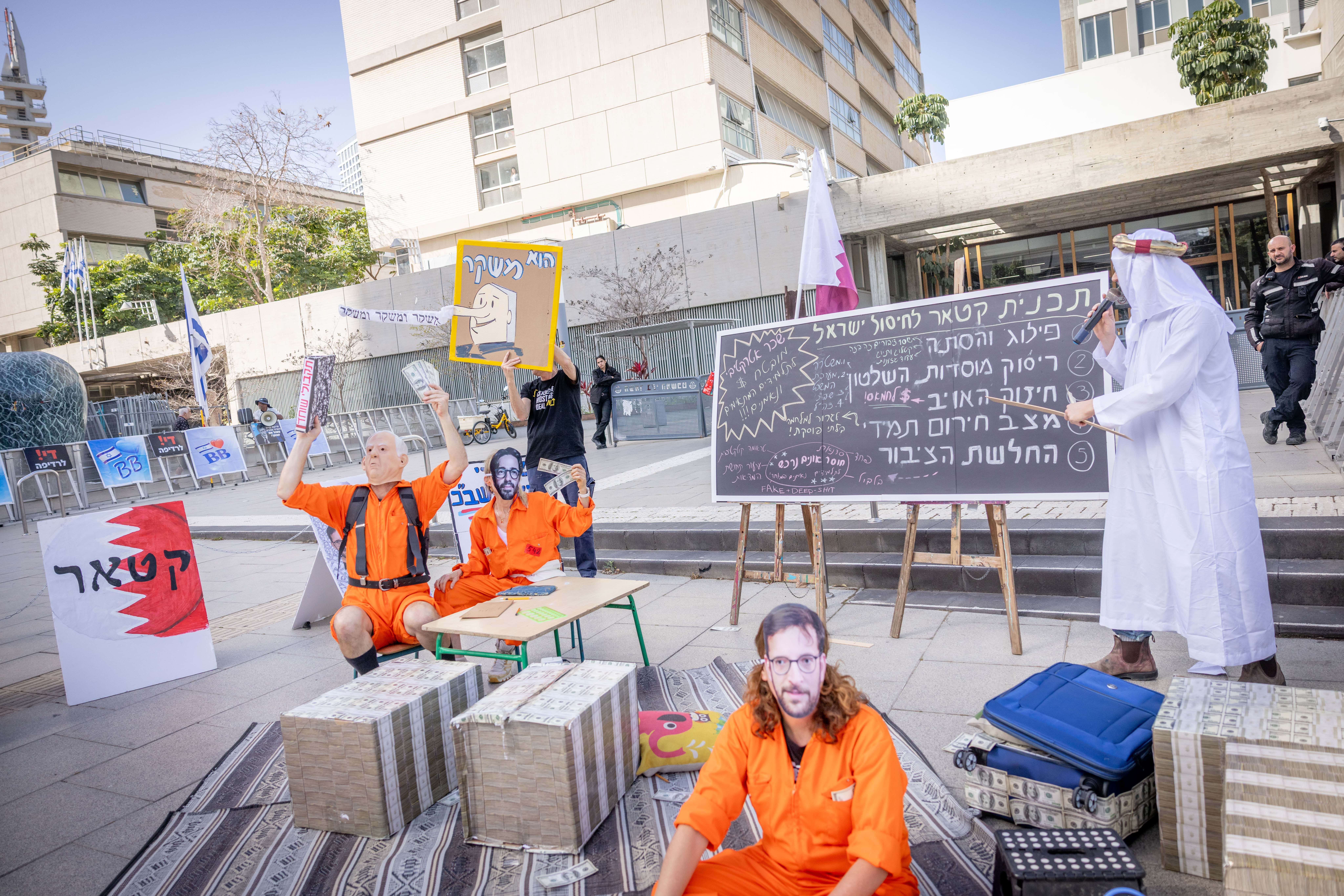 פעילי מחאה מגלמים את דמויותיהם של בנימין נתניהו, יונתן אוריך ושרוליק איינהורן מחוץ לבית המשפט המחוזי בתל-אביב, בשולי יום עדותו ה-20 של ראש הממשלה. 31.3.2025 (צילום: מרים אלסטר)