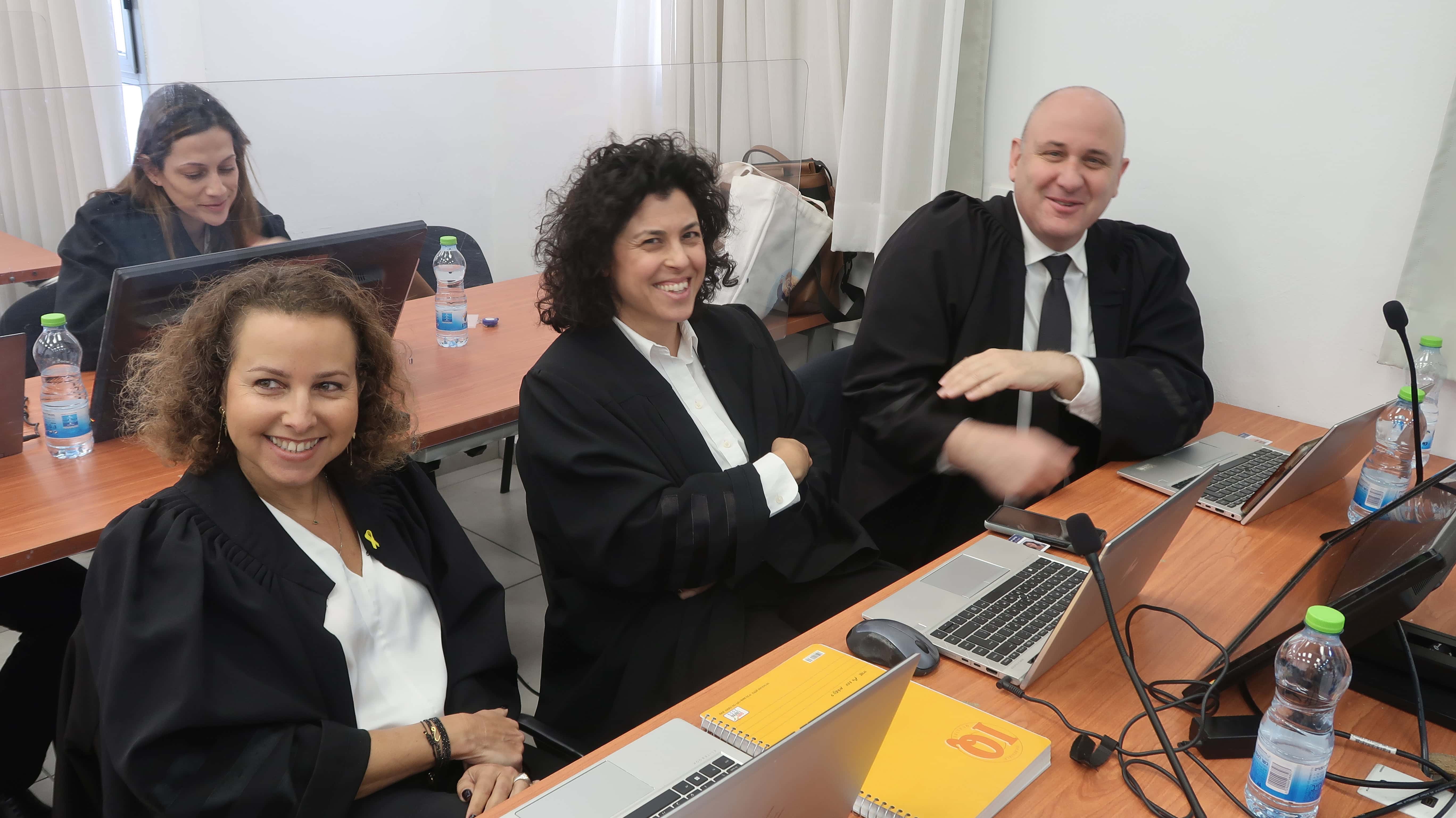 מימין: עורכי הדין יונתן תדמור, ניצן וולקן ויהודית תירוש, לפני יום עדות במשפט המו"לים, 19.3.2025 (צילום: אורן פרסיקו)