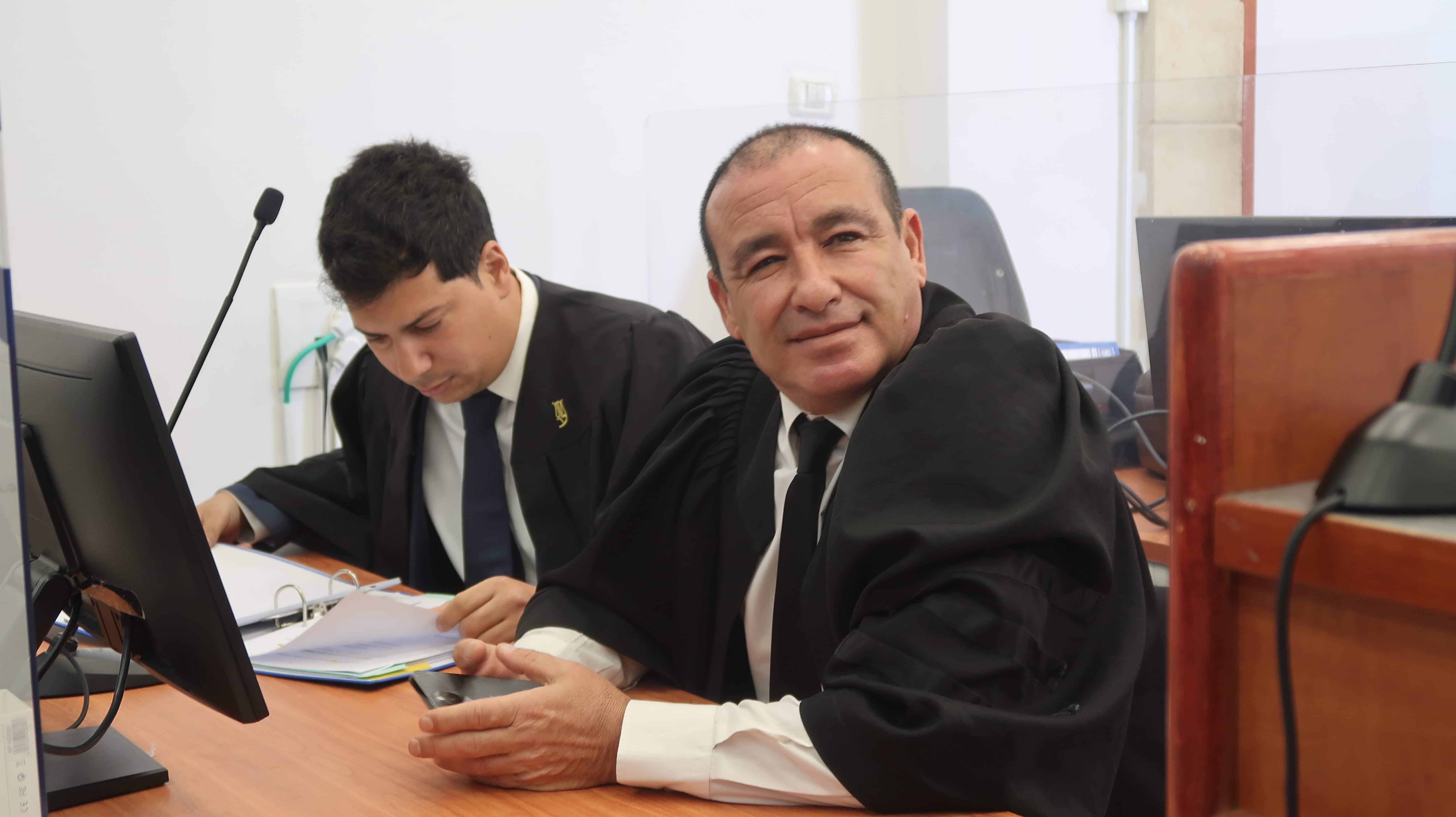 מימין: עורכי הדין ז'ק חן ועמית חדד, המייצגים את הנאשמים בנימין נתניהו ושאול ואיריס אלוביץ', לפני יום דיונים במשפט המו"לים, 19.3.2025 (צילום: אורן פרסיקו)