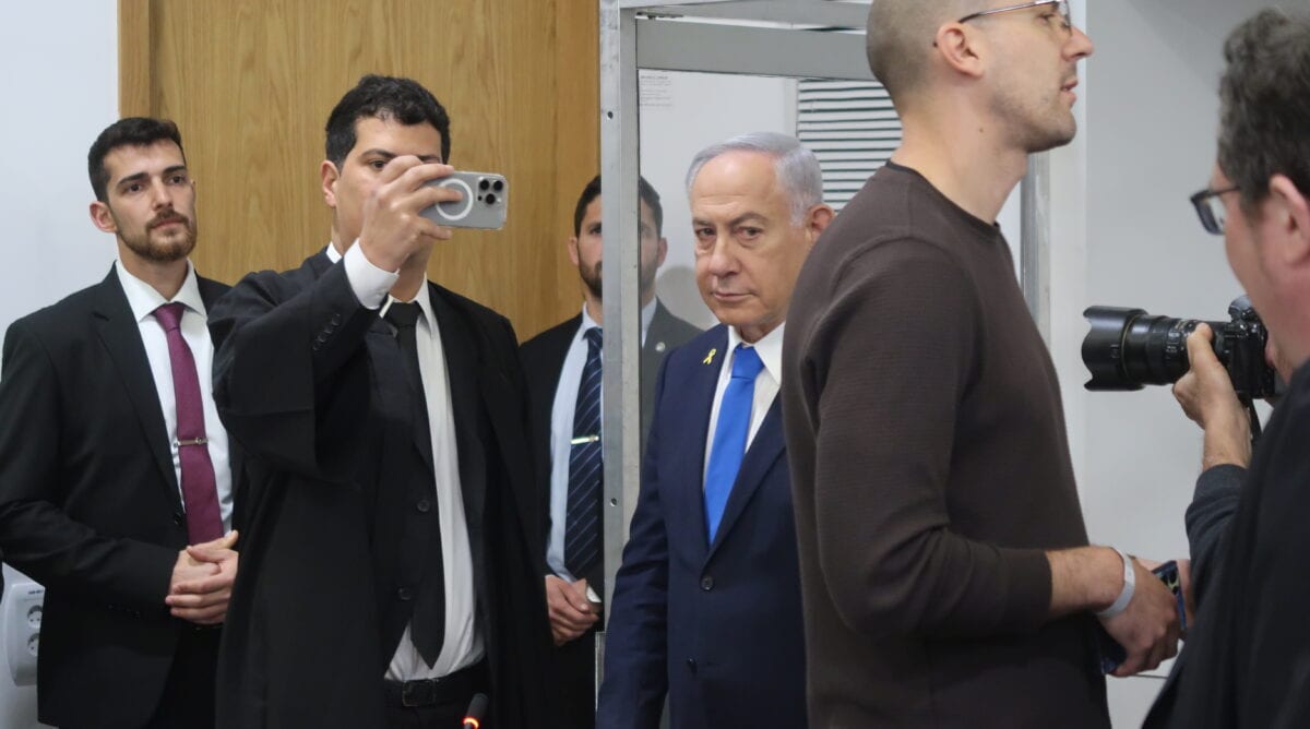 עו"ד עמית חדד, בא כוחו של ראש הממשלה הנאשם, מצלם עיתונאים לפני תחילת יום העדות, 24.3.2025 (צילום: אורן פרסיקו) עו"ד עמית חדד, בא כוחו של ראש הממשלה הנאשם, מצלם עיתונאים לפני תחילת יום העדות, 24.3.2025 (צילום: אורן פרסיקו)