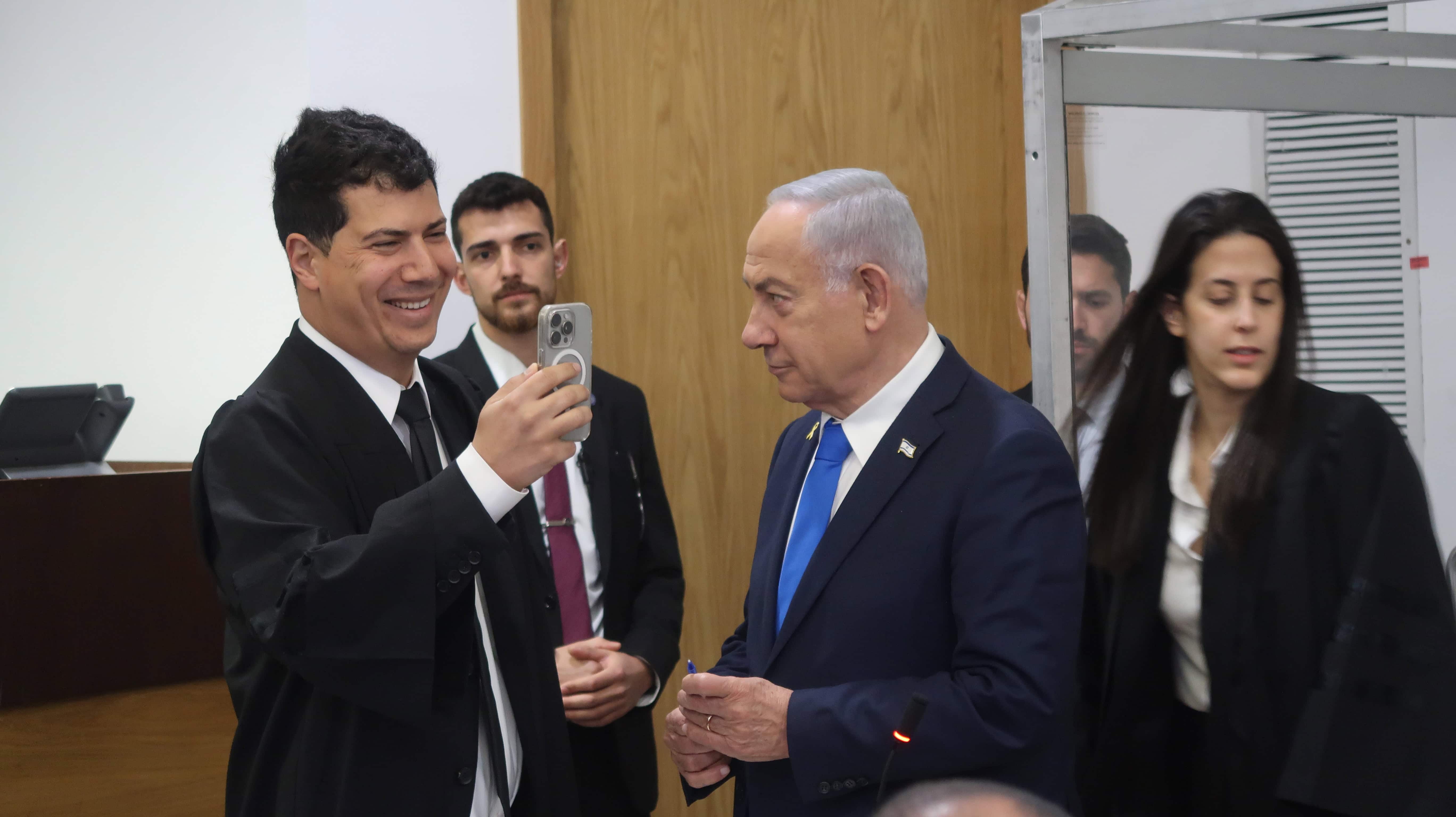 עו"ד עמית חדד, בא כוחו של ראש הממשלה הנאשם, מצלם עיתונאים לפני תחילת יום העדות, 24.3.2025 (צילום: אורן פרסיקו) עו"ד עמית חדד, בא כוחו של ראש הממשלה הנאשם, מצלם עיתונאים לפני תחילת יום העדות, 24.3.2025 (צילום: אורן פרסיקו)