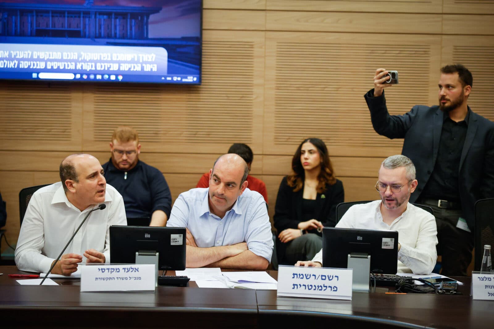מנכ"ל משרד התקשורת אלעד מקדסי (משמאל), ישיבת ועדת הכלכלה של הכנסת, 17.3.25 (צילום: נועם מושקוביץ, דוברות הכנסת) מנכ"ל משרד התקשורת אלעד מקדסי (משמאל), ישיבת ועדת הכלכלה של הכנסת, 17.3.25 (צילום: נועם מושקוביץ, דוברות הכנסת)