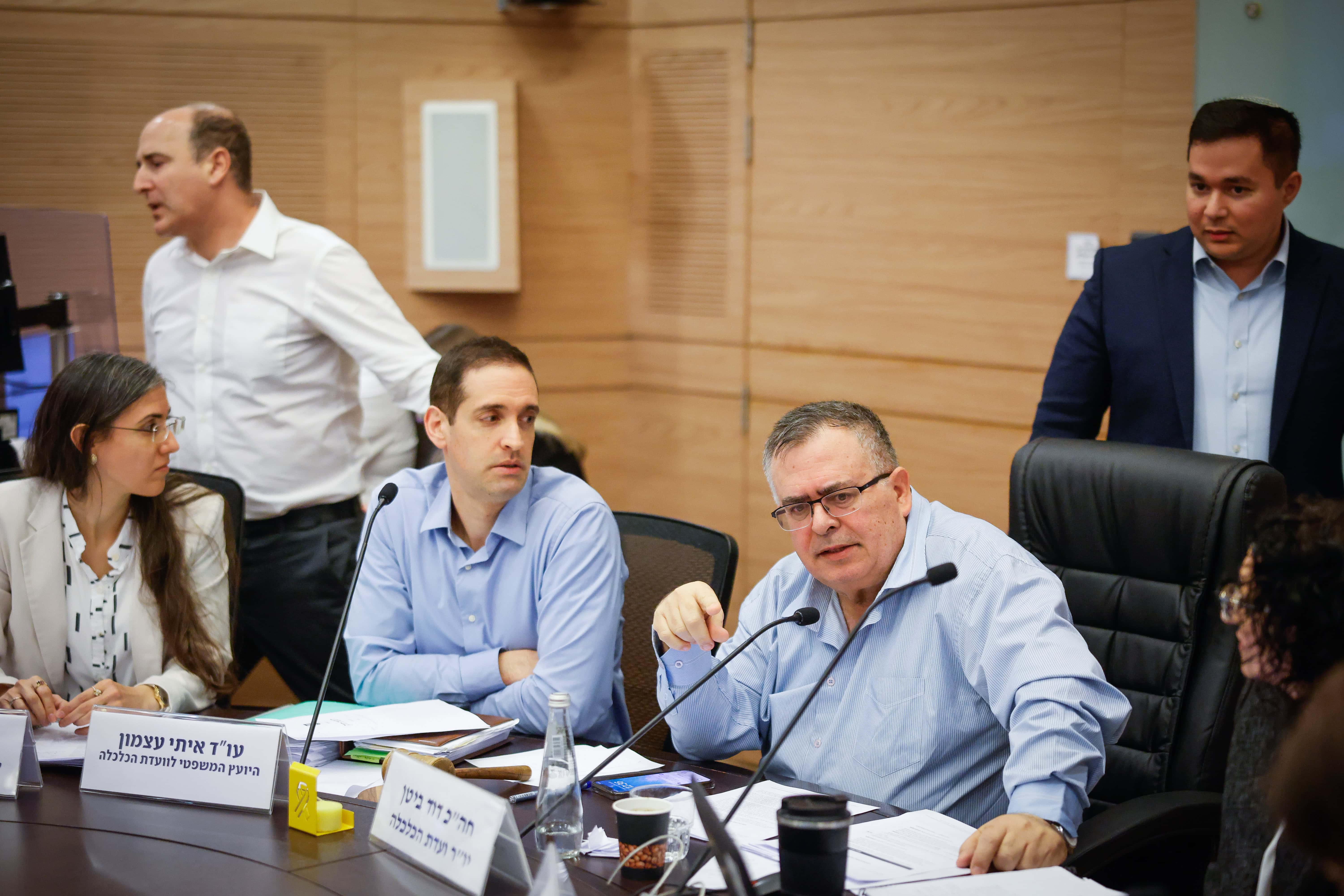 ח"כ דוד ביטן, יו"ר ועדת הכלכלה (יושב מימין) וח"כ דן אילוז (עומד מימין), ישיבת ועדת הכלכלה של הכנסת, 17.3.25 (צילום: נועם מושקוביץ, דוברות הכנסת) ח"כ דוד ביטן, יו"ר ועדת הכלכלה (יושב מימין) וח"כ דן אילוז (עומד מימין), ישיבת ועדת הכלכלה של הכנסת, 17.3.25 (צילום: נועם מושקוביץ, דוברות הכנסת)