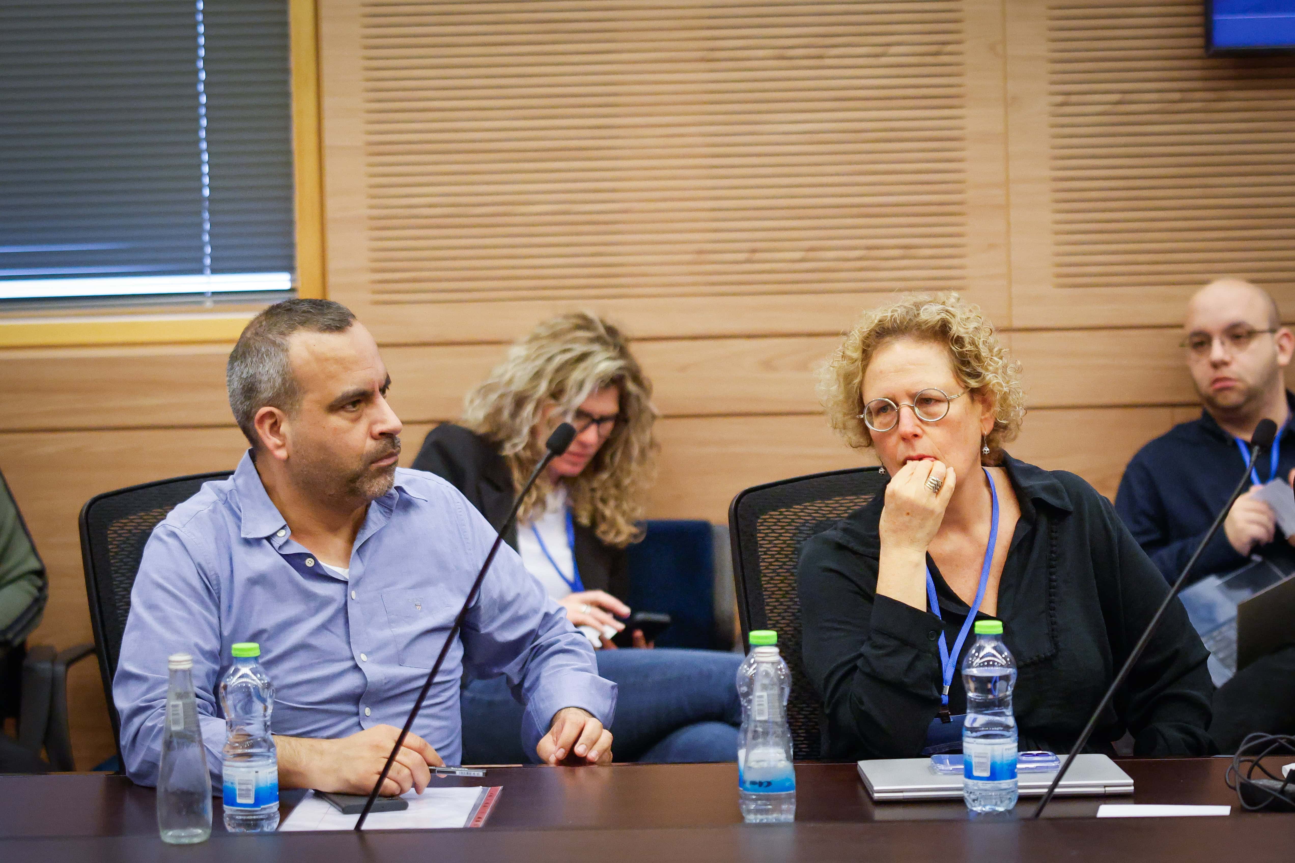 מנכ"ל תאגיד השידור הישראלי גולן יוכפז (משמאל), ישיבת ועדת הכלכלה של הכנסת, 17.3.25 (צילום: נועם מושקוביץ, דוברות הכנסת) מנכ"ל תאגיד השידור הישראלי גולן יוכפז (משמאל), ישיבת ועדת הכלכלה של הכנסת, 17.3.25 (צילום: נועם מושקוביץ, דוברות הכנסת)