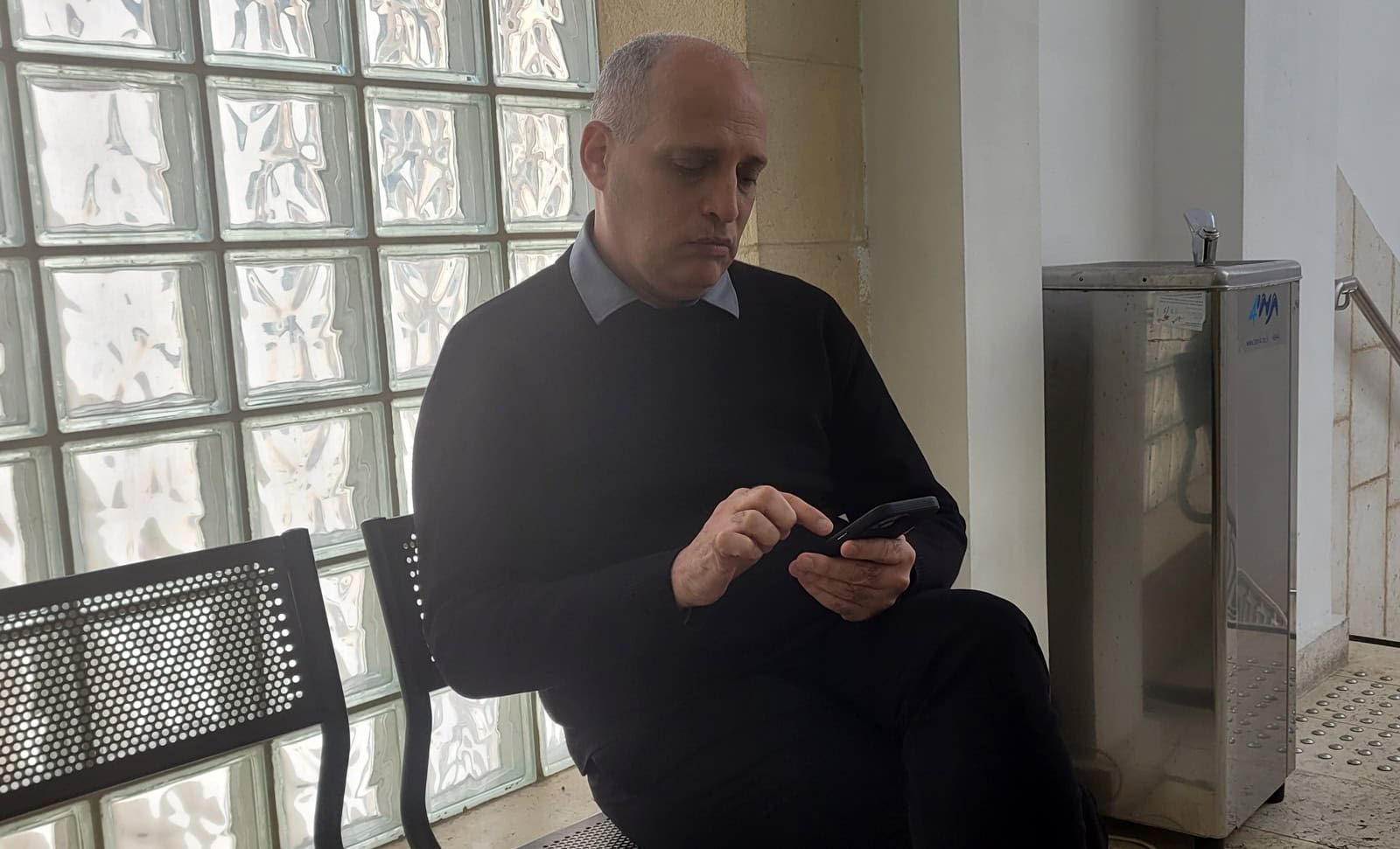 חן נהורן, איש רשות ניירות ערך לשעבר, מחוץ לאולם משפט המו"לים. בית המשפט המחוזי בירושלים, 26.3.2025 (צילום: איתמר ב"ז)