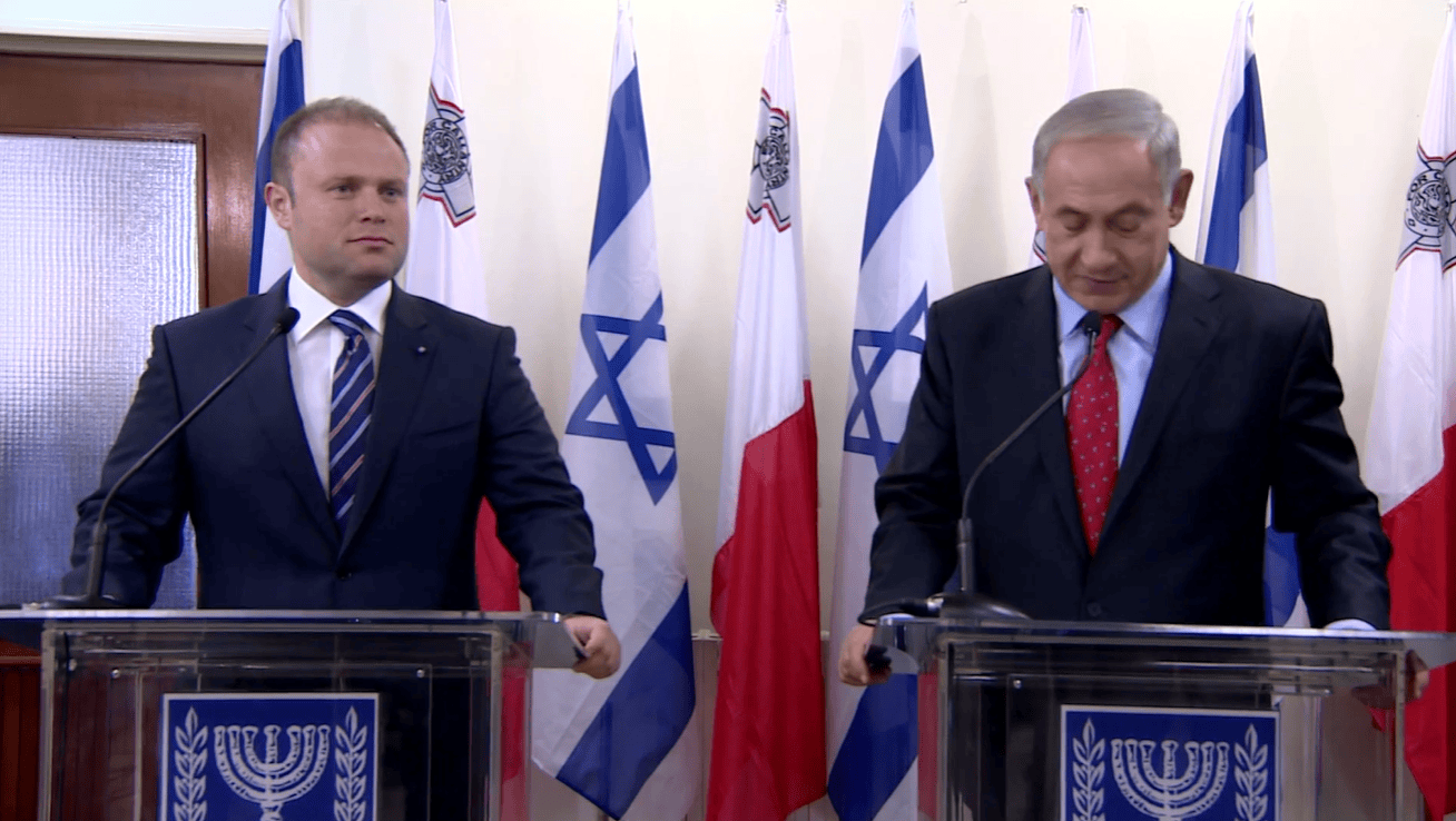 רה"מ בנימין נתניהו עם ראש ממשלת מלטה ג'וזף מוסקט, ירושלים, 15.10.2013 (צילום מסך מסרטון לע"מ, איתי בית-און)