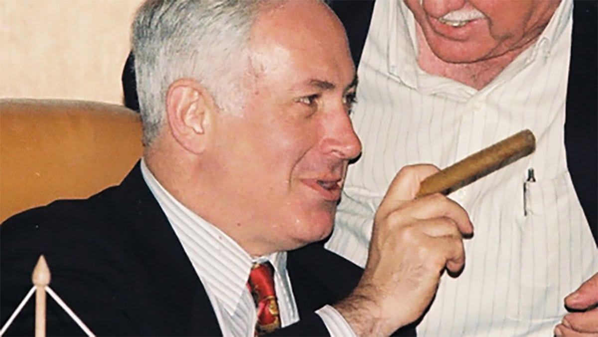 בנימין נתניהו מעשן סיגר, 1997 (צילום: פלאש 90) בנימין נתניהו מעשן סיגר, 1997 (צילום: פלאש 90)