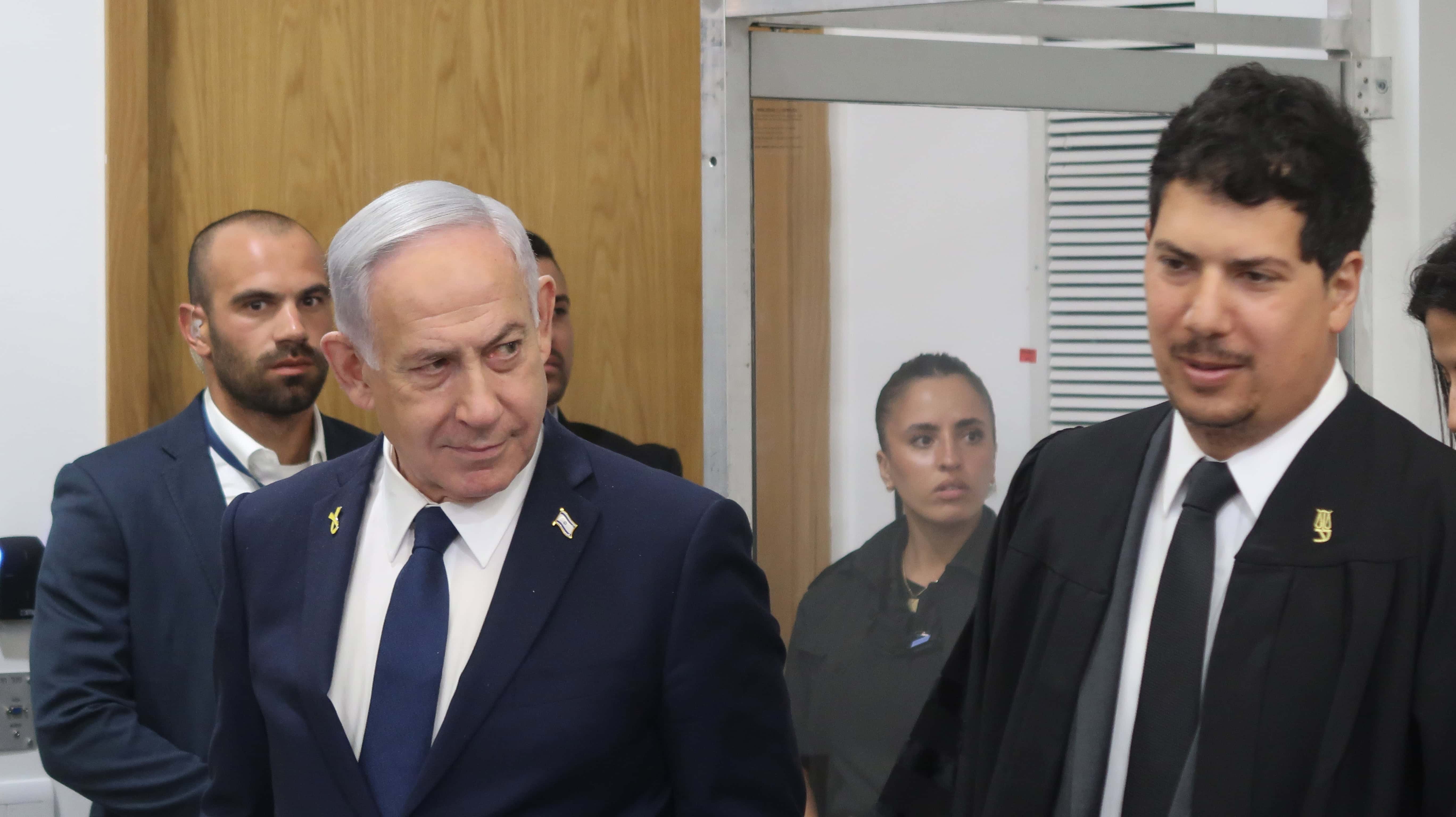 ראש הממשלה בנימין נתניהו, לפני יום עדותו ה-27 (מימין: עו"ד עמית חדד), 29.4.2025 (צילום: אורן פרסיקו) ראש הממשלה בנימין נתניהו, לפני יום עדותו ה-27 (מימין: עו"ד עמית חדד), 29.4.2025 (צילום: אורן פרסיקו)