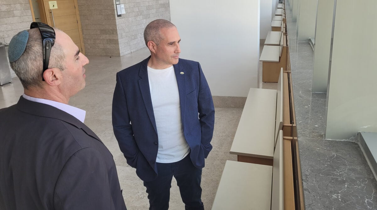 ח"כ חנוך מילביצקי ומיכאל סנילביץ', מנכ"ל עמותת "בני ברוך – קבלה לעם". בית המשפט המחוזי בלוד, 2.4.2025 (צילום: איתמר ב"ז)