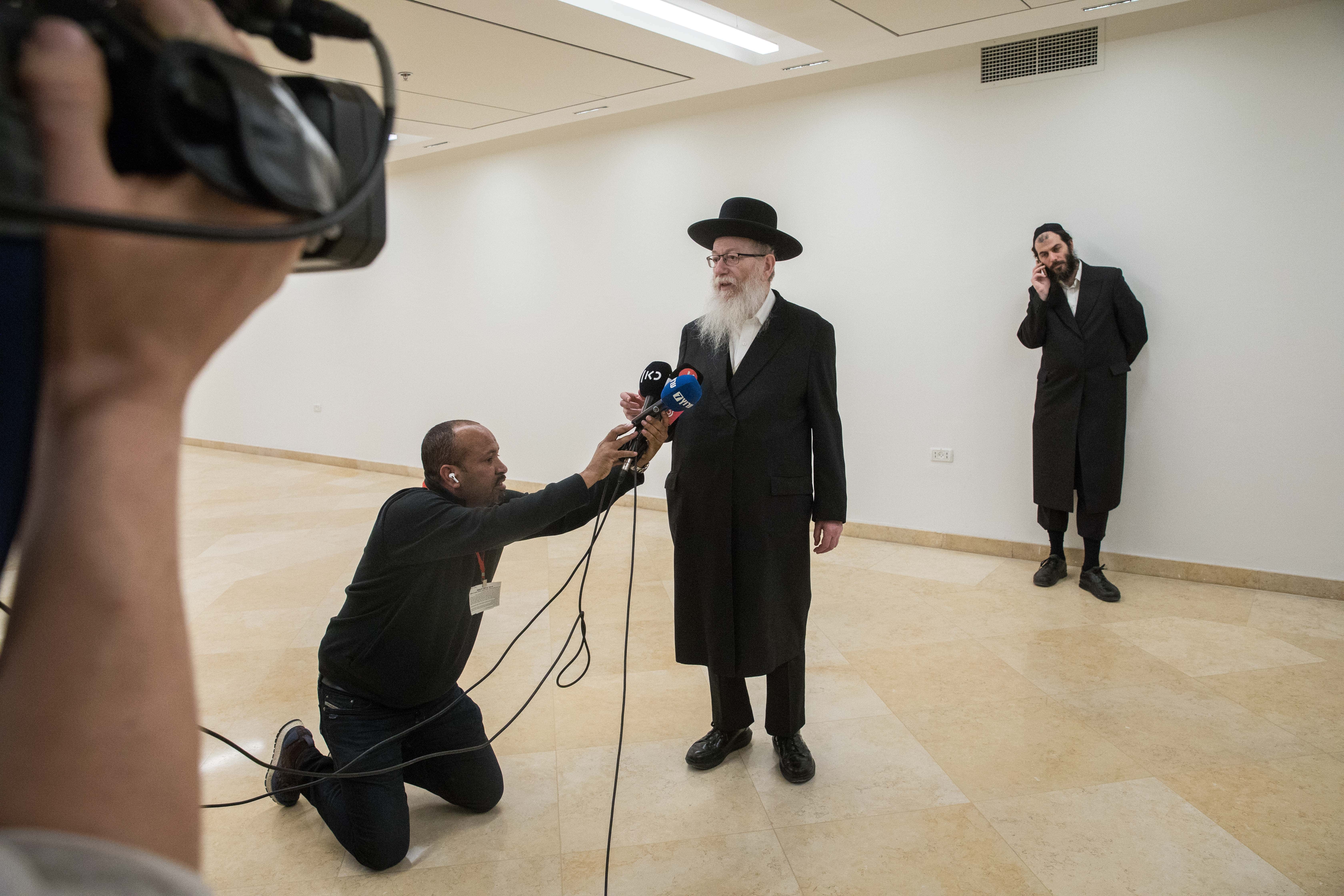יעקב ליצמן מתראיין לתקשורת בכנסת ב-2020, כשהחזיק בתיק הבריאות. מאחור: עוזרו הבכיר מוטי בבצ'יק (צילום: יונתן זינדל) יעקב ליצמן מתראיין לתקשורת בכנסת ב-2020, כשהחזיק בתיק הבריאות. מאחור: עוזרו הבכיר מוטי בבצ'יק (צילום: יונתן זינדל)