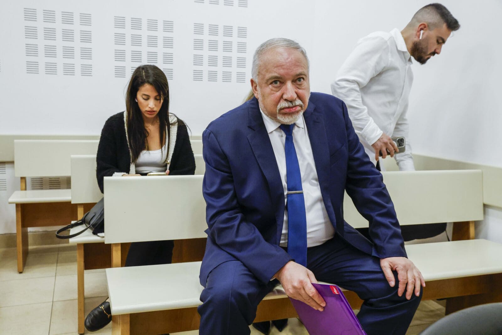 יו"ר ישראל-ביתנו אביגדור ליברמן, לפני אחד הדיונים בקובלנה הפלילית שהגיש נגד יוסי כמיסה, ביהמ"ש המחוזי בפתח-תקווה, 8.5.24 (צילום: פלאש90) יו"ר ישראל-ביתנו אביגדור ליברמן, לפני אחד הדיונים בקובלנה הפלילית שהגיש נגד יוסי כמיסה, ביהמ"ש המחוזי בפתח-תקווה, 8.5.24 (צילום: פלאש90)