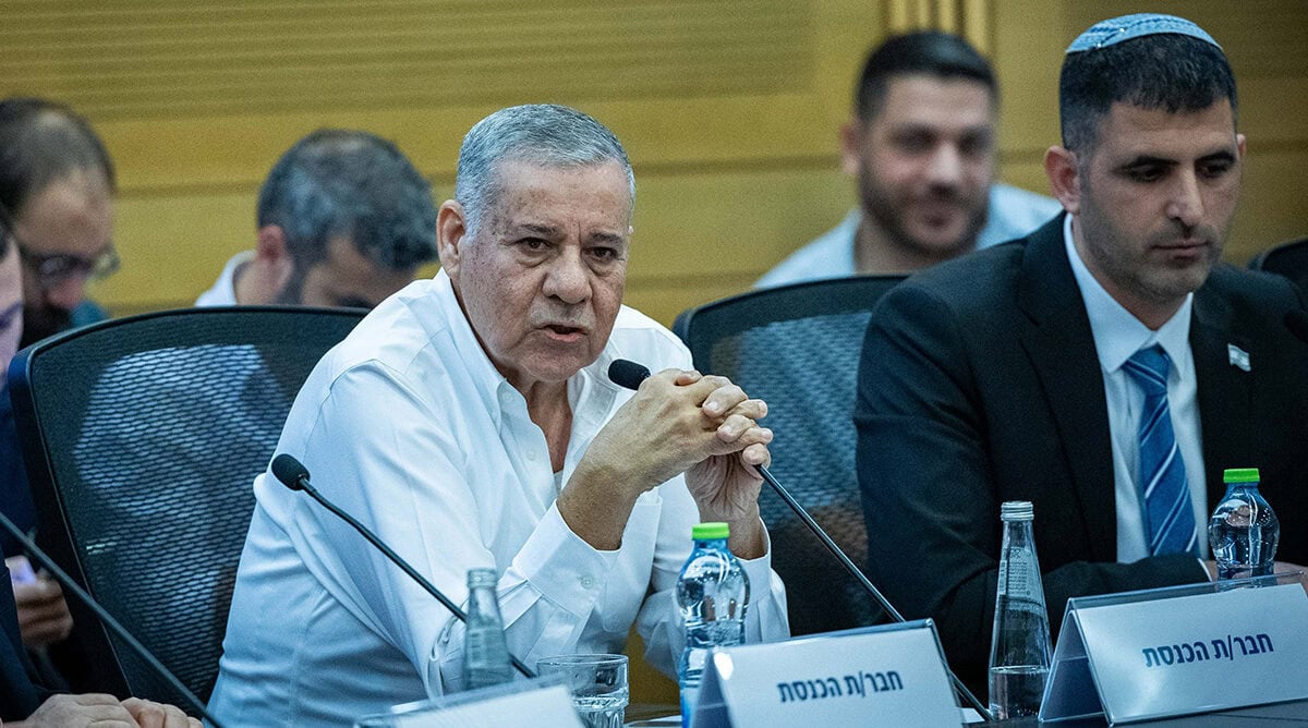 ח"כ שלום דנינו בישיבת ועדת הכלכלה, 15.1.25. מימין: שר התקשורת שלמה קרעי (צילום: יונתן זינדל) ח"כ שלום דנינו בישיבת ועדת הכלכלה, 15.1.25. מימין: שר התקשורת שלמה קרעי (צילום: יונתן זינדל)