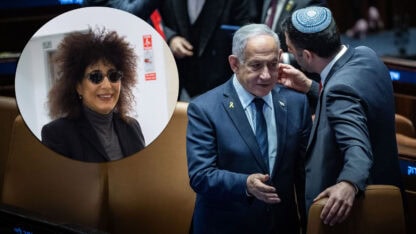 ראש הממשלה בנימין נתניהו עם שר התקשורת שלמה קרעי. משמאל: יפעת בן-חי שגב, עדה במשפטו הפלילי של נתניהו (צילומים: פלאש 90)