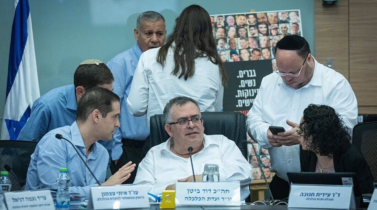Chairman of the Economy Committee MK David Bitan (center below). Back center: MK Shalom Danino, Economy Committee meeting, 26.3.25 (Photo: Yonatan Zindel) Chairman of the Economy Committee MK David Bitan (center below). Back center: MK Shalom Danino, Economy Committee meeting, 26.3.25 (Photo: Yonatan Zindel)