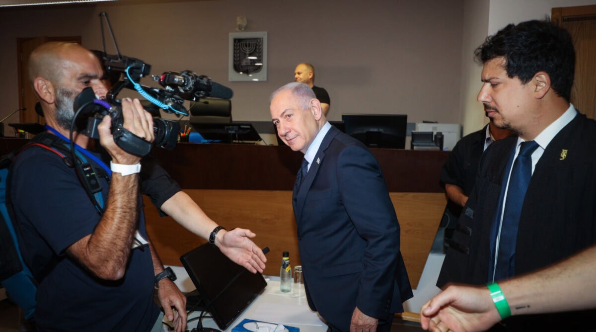 רה"מ הנאשם בנימין נתניהו (במרכז), לפני אחד מימי עדותו במשפטו הפלילי, ביהמ"ש המחוזי בתל-אביב, 14.5.25 (צילום: יריב כץ)