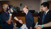 רה"מ הנאשם בנימין נתניהו (במרכז), לפני אחד מימי עדותו במשפטו הפלילי, ביהמ"ש המחוזי בתל-אביב, 14.5.25 (צילום: יריב כץ)
