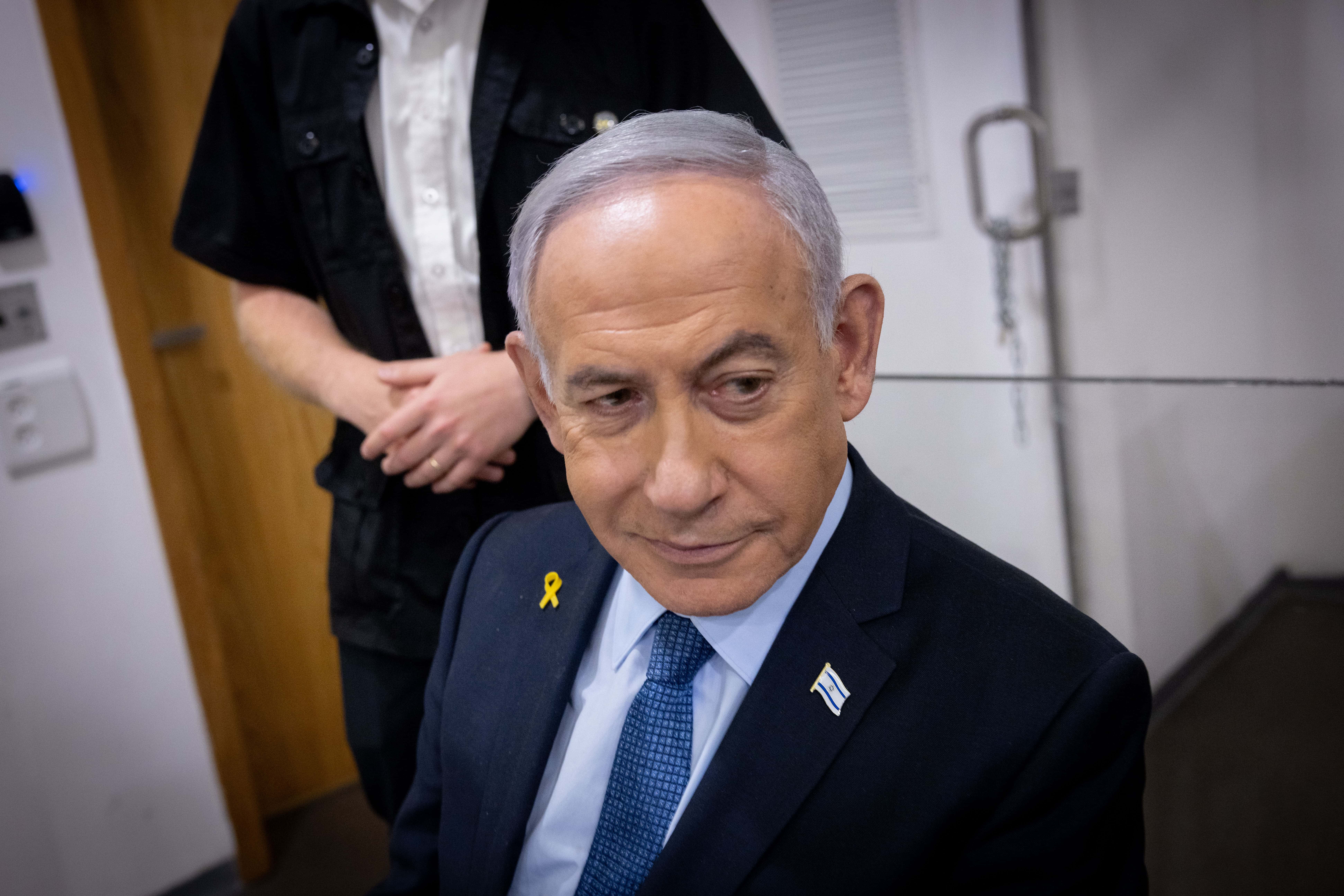 בנימין נתניהו, ראש ממשלת ישראל ונאשם מס' 1 במשפט המו"לים, בפתח יום עדותו ה-32. בית המשפט המחוזי בתל-אביב, 19.5.2025 (צילום: מרים אלסטר)