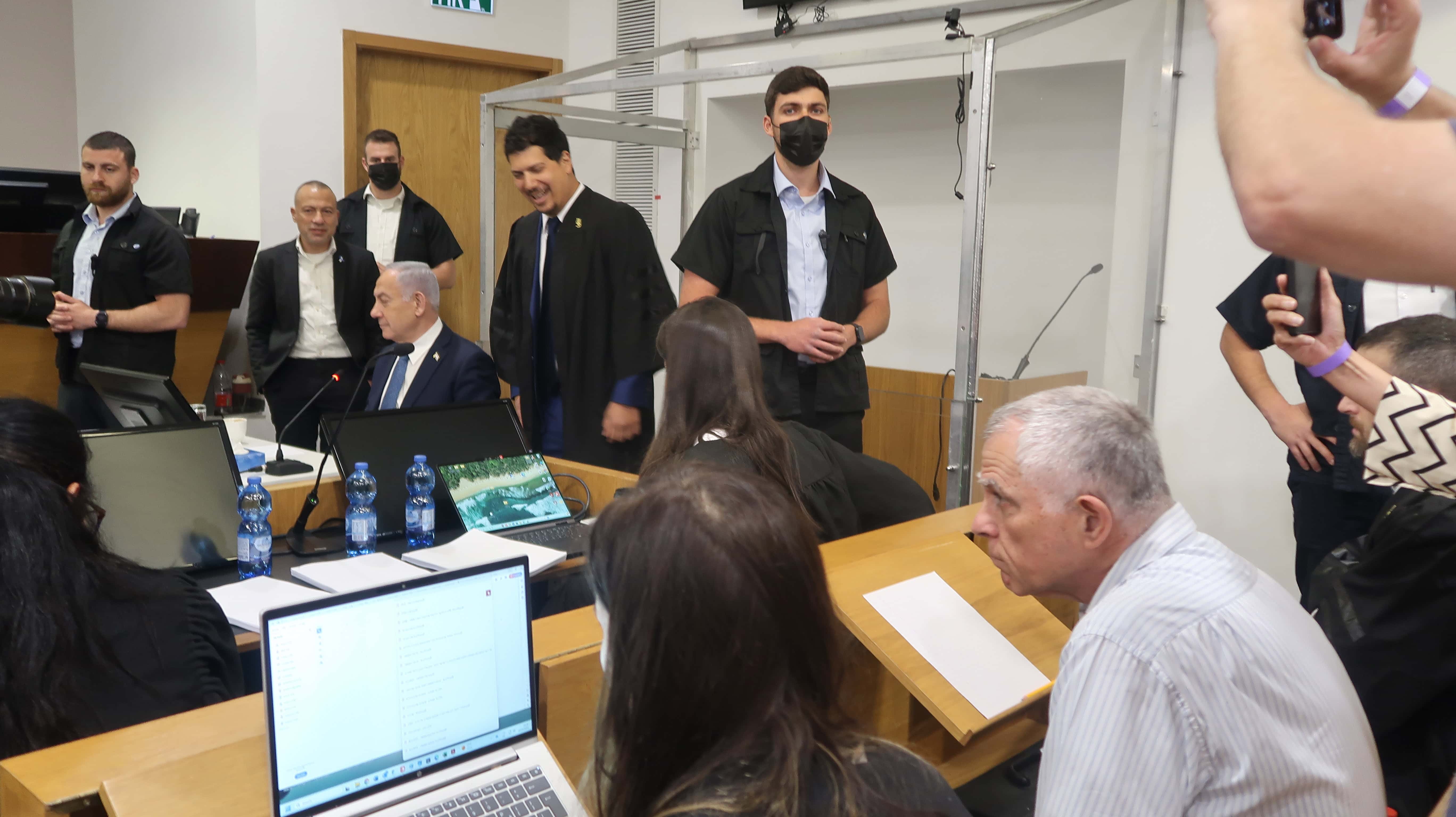 מימין: נאשם מס' 4 ארנון (נוני) מוזס. במרכז: נאשם מס' 1 בנימין נתניהו, 6.5.2025 (צילום: אורן פרסיקו) מימין: נאשם מס' 4 ארנון (נוני) מוזס. במרכז: נאשם מס' 1 בנימין נתניהו, 6.5.2025 (צילום: אורן פרסיקו)