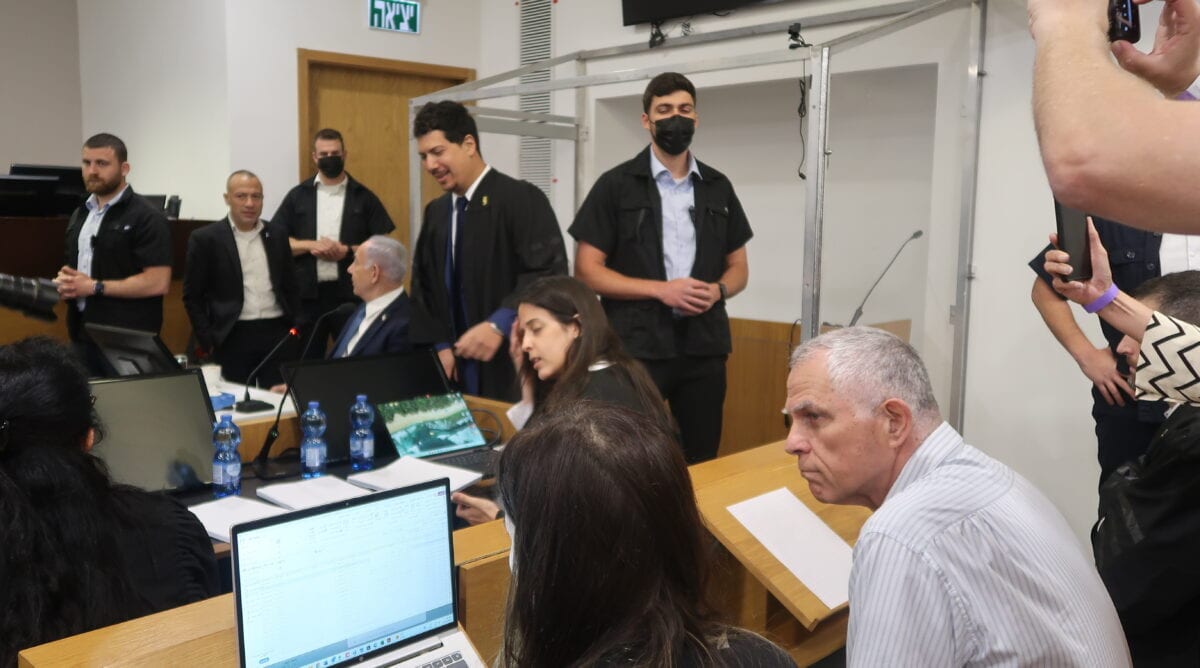מימין: נאשם מס' 4 ארנון (נוני) מוזס. במרכז: נאשם מס' 1 בנימין נתניהו, 6.5.2025 (צילום: אורן פרסיקו)