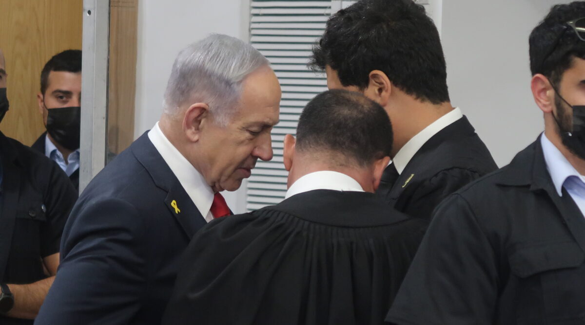 ראש הממשלה בנימין נתניהו מתייעץ עם עורכי הדין עמית חדד וז'ק חן, לפני יום עדותו ה-30 במשפט המו"לים, 12.5.2025 (צילום: אורן פרסיקו)