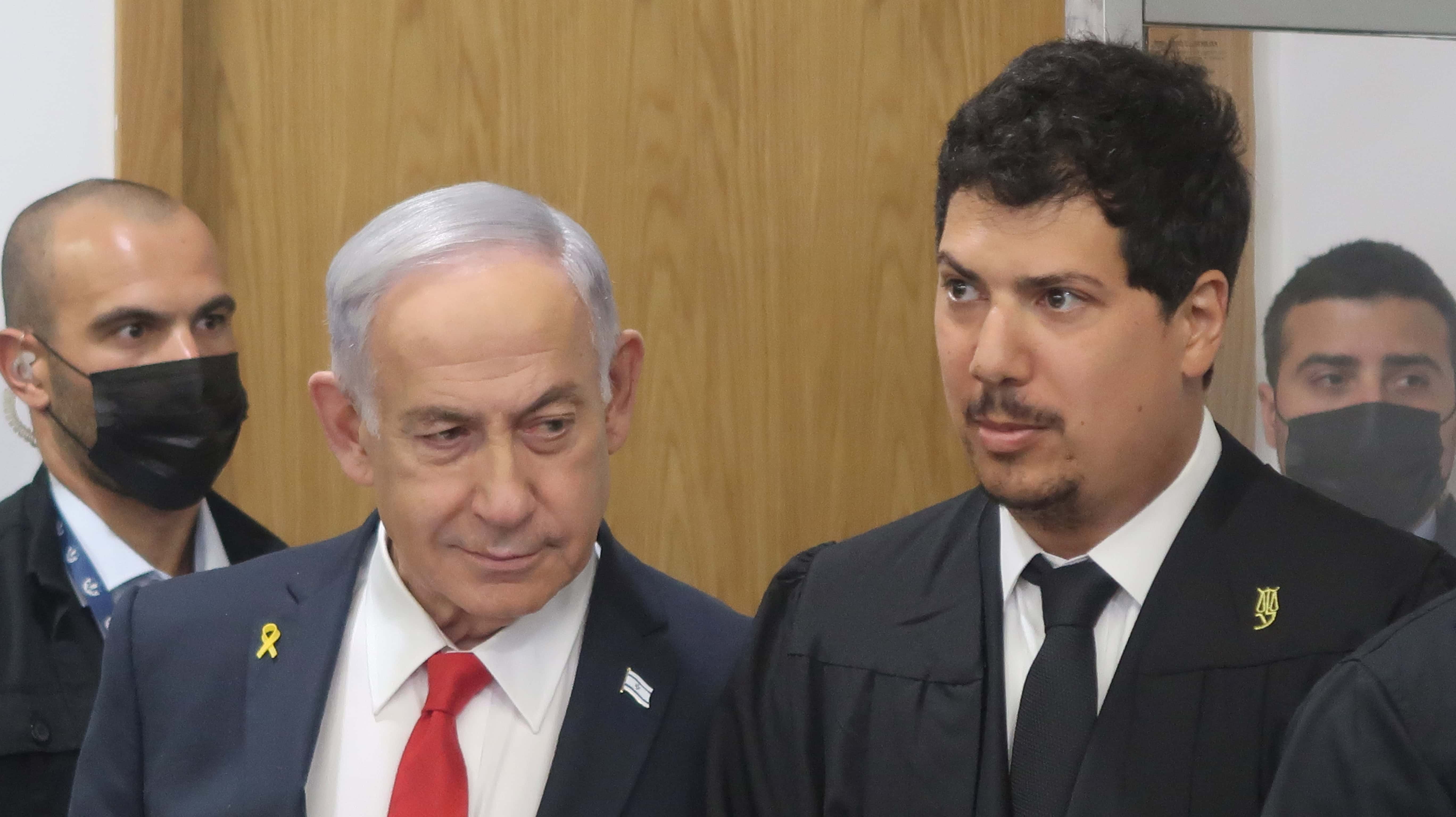 ראש הממשלה בנימין נתניהו ובא כוחו עו"ד עמית חדד לפני יום עדותו ה-30 במשפט המו"לים, 12.5.2025 (צילום: אורן פרסיקו) ראש הממשלה בנימין נתניהו ובא כוחו עו"ד עמית חדד לפני יום עדותו ה-30 במשפט המו"לים, 12.5.2025 (צילום: אורן פרסיקו)