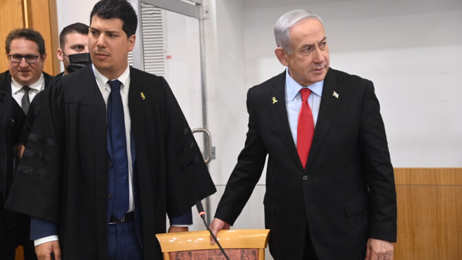 ראש הממשלה בנימין נתניהו, נאשם מס' 1 במשפט המו"לים, בפתח יום עדותו ה-35 (משמאלו: עורכי הדין עמית חדד וישראל וולנרמן). בית המשפט המחוזי בתל-אביב, 28.5.2025 (צילום: יאיר שגיא) ראש הממשלה בנימין נתניהו, נאשם מס' 1 במשפט המו"לים, בפתח יום עדותו ה-35 (משמאלו: עורכי הדין עמית חדד וישראל וולנרמן). בית המשפט המחוזי בתל-אביב, 28.5.2025 (צילום: יאיר שגיא)