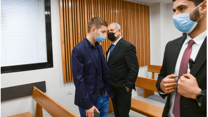 Yair Netanyahu (left) with his father, Prime Minister Benjamin Netanyahu, in the Tel Aviv courthouse, 2022 (Photo: Avshalom Sassoni) Yair Netanyahu (left) with his father, Prime Minister Benjamin Netanyahu, in the Tel Aviv courthouse, 2022 (Photo: Avshalom Sassoni)