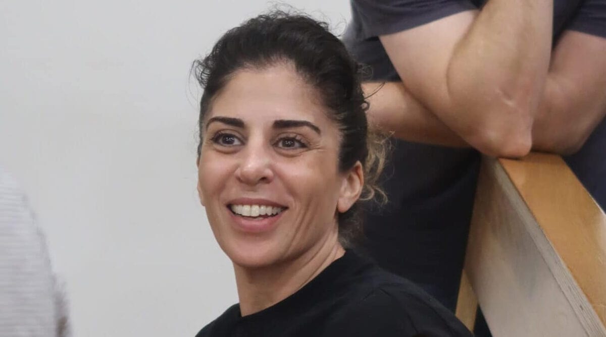 כנרת בראשי, לפני יום עדותו ה-27 של בנימין נתניהו, 29.4.2025 (צילום: אורן פרסיקו)