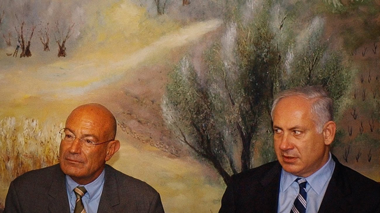 שר האוצר בנימין נתניהו (מימין) והמיליארדר ארנון מילצ'ן, כנסת ישראל, 28.3.2005 (צילום: פלאש 90)