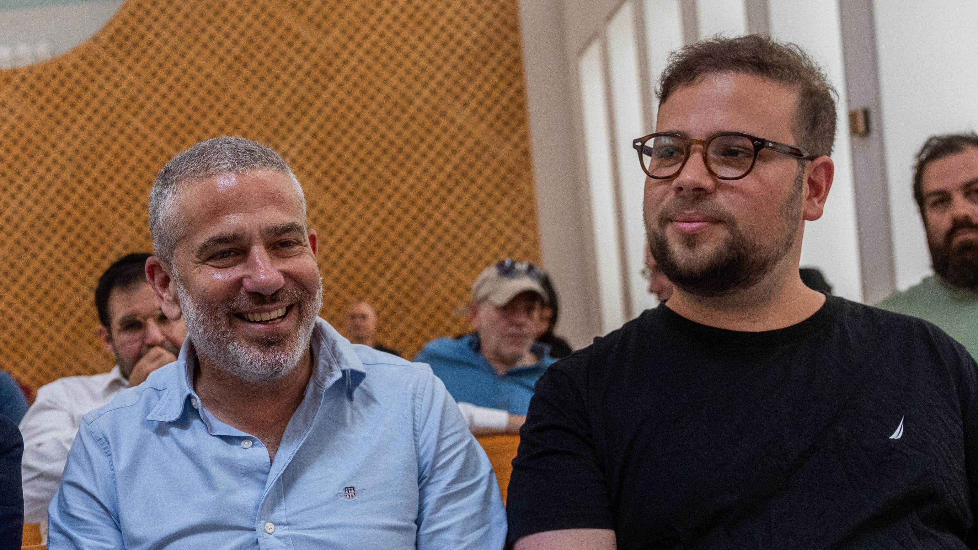 דובר רה"מ הנאשם נתניהו טופז לוק (מימין) עם תומך נתניהו ינון מגל בדיון הארכת המעצר של יונתן אוריך, דובר נוסף של נתניהו, החשוד בפרשת קטארגייט; ירושלים, 9.5.25 (צילום: חיים גולדברג)