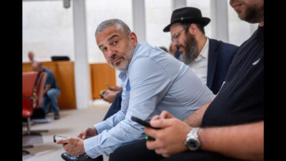 ינון מגל בדיון הארכת המעצר של יונתן אוריך, דוברו של רה"מ הנאשם נתניהו החשוד בפרשת קטארגייט, ירושלים, 9.5.25 (צילום: חיים גולדברג)