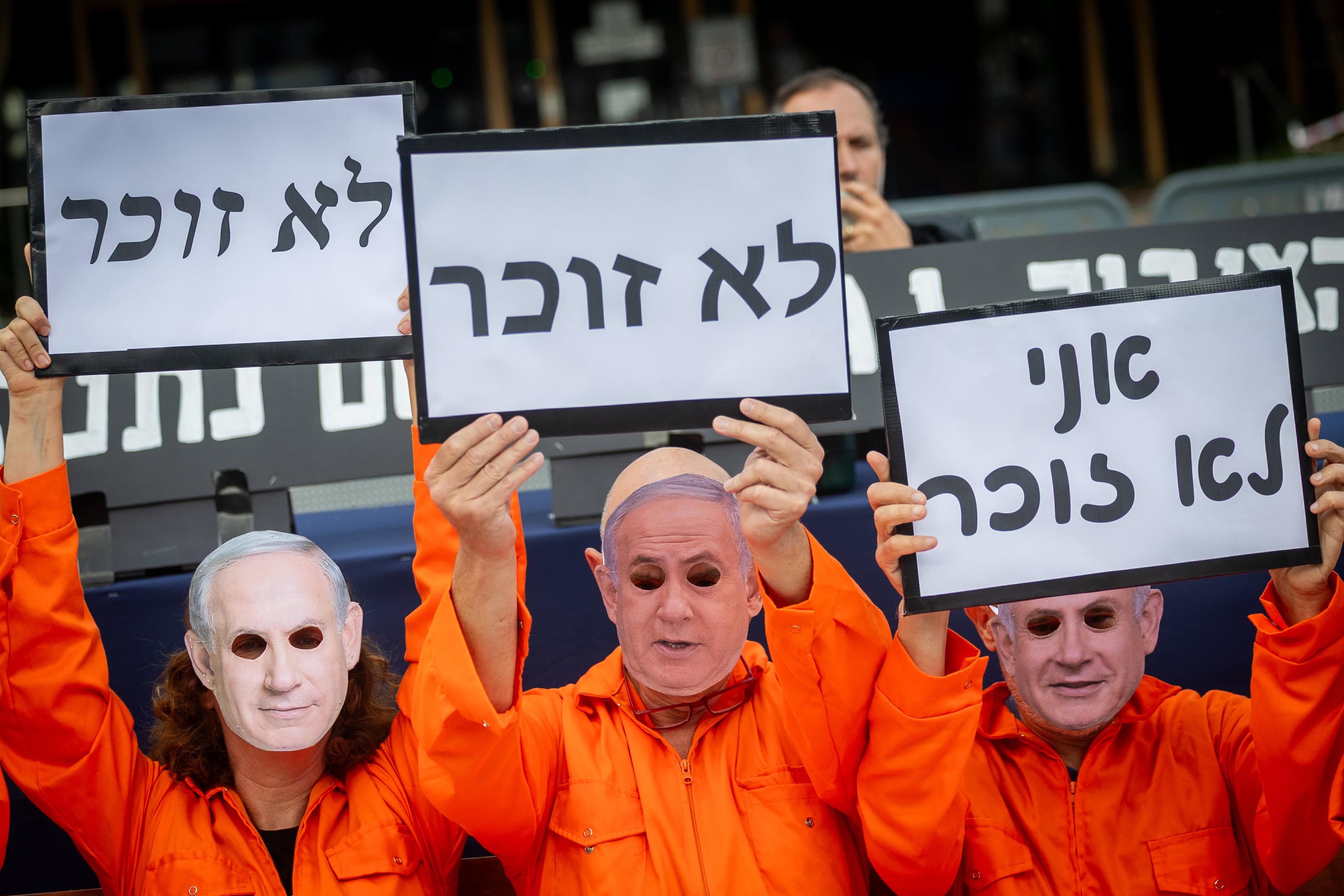 מיצג מחאה מחוץ לבית המשפט המחוזי בתל-אביב, בפתח יום העדות ה-36 של בנימין נתניהו במשפטו הפלילי. 3.6.2025 (צילום: חיים גולדברג) מיצג מחאה מחוץ לבית המשפט המחוזי בתל-אביב, בפתח יום העדות ה-36 של בנימין נתניהו במשפטו הפלילי. 3.6.2025 (צילום: חיים גולדברג)
